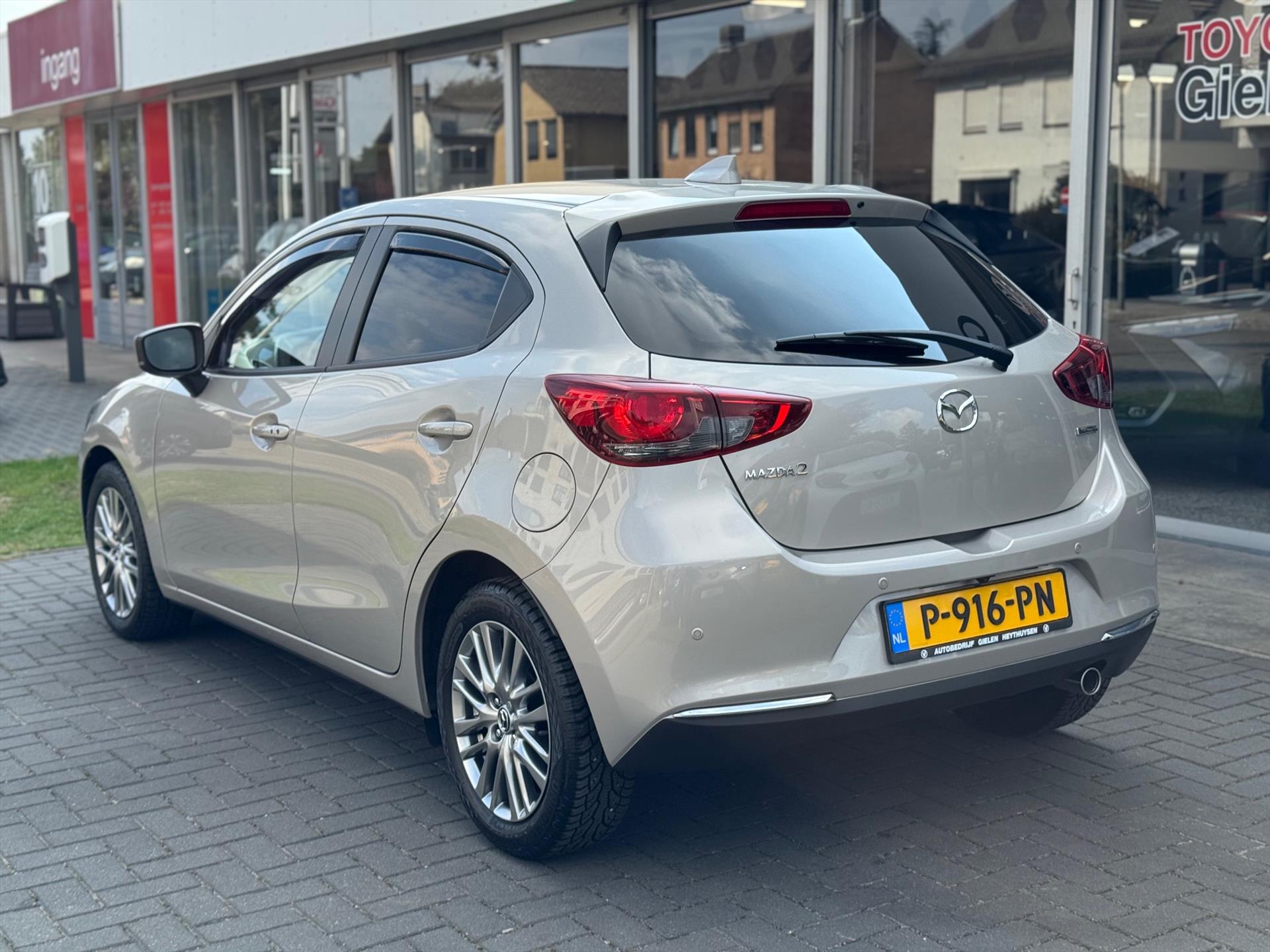 Mazda 2 1.5 SKYACTIV-G Luxury | Dodehoekherkenning, Head up display, Apple CarPlay/Android auto, LED, Stoel + Stuurverwarming, Parkeerse 47481628-2.jpg | Autobedrijf Gielen