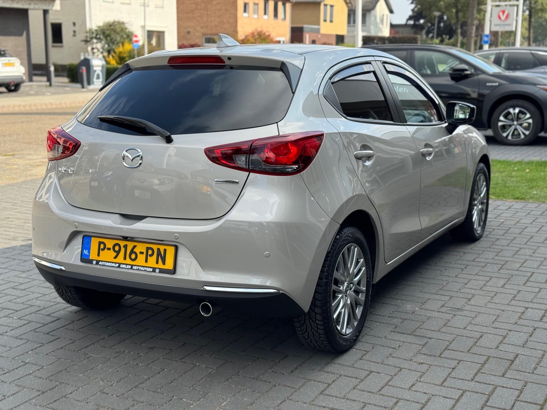 Mazda 2 1.5 SKYACTIV-G Luxury | Dodehoekherkenning, Head up display, Apple CarPlay/Android auto, LED, Stoel + Stuurverwarming, Parkeerse 47481628-3.jpg | Autobedrijf Gielen