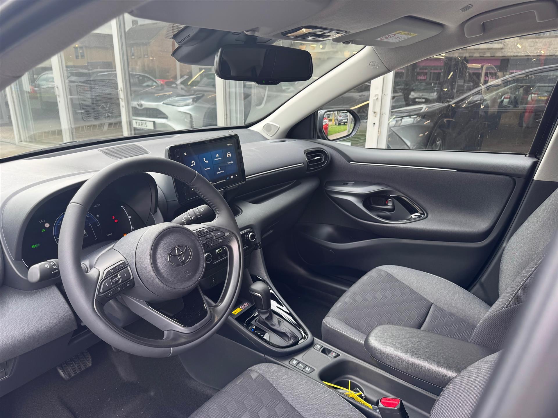 Toyota Yaris Hybrid Dynamic Plus | Stoel + Stuurverwarming, Lichtmetalen velgen, Keyless, Licht + Regensensor, Startknop 47495163-14.jpg | Autobedrijf Gielen