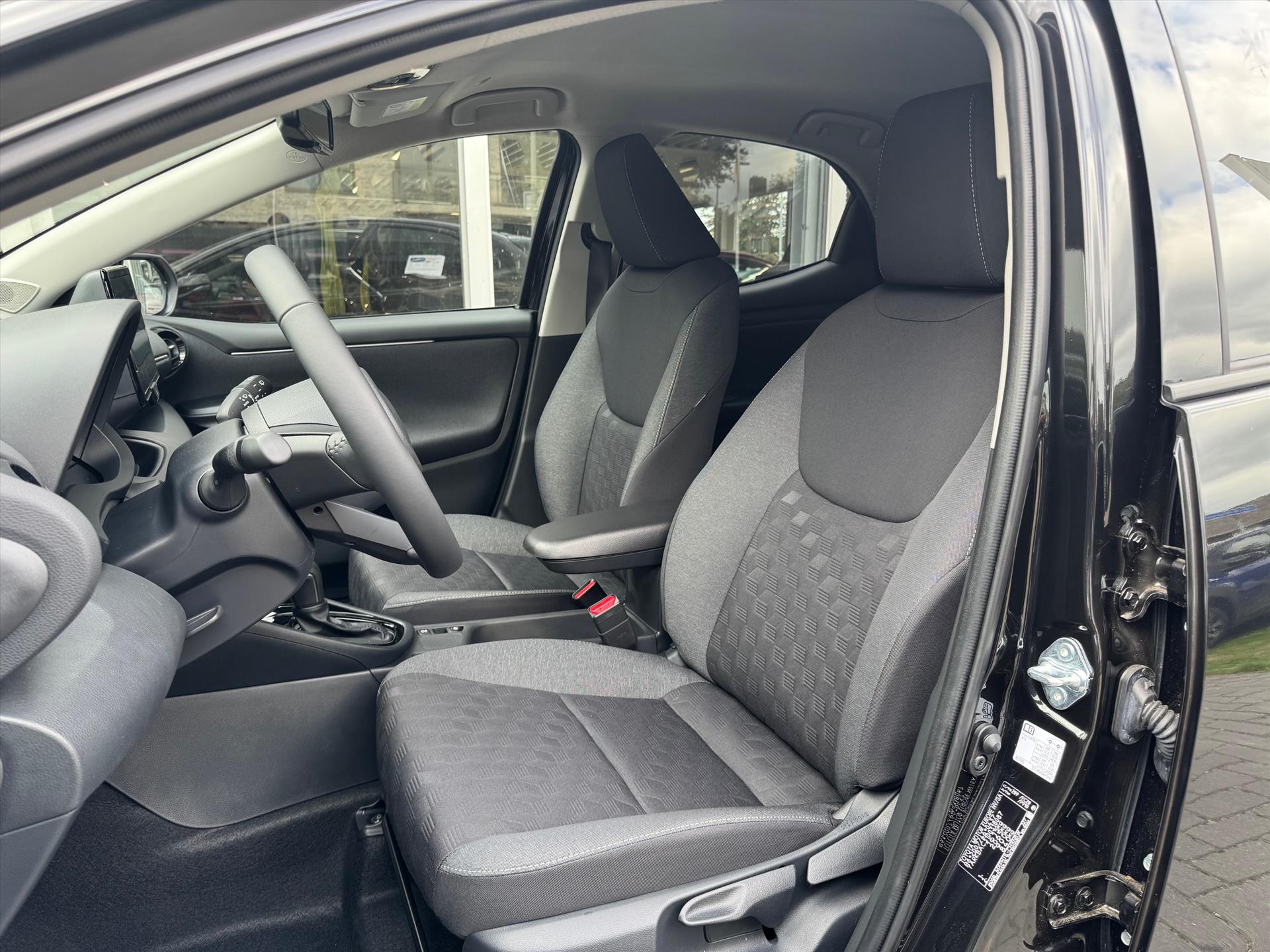 Toyota Yaris Hybrid Dynamic Plus | Stoel + Stuurverwarming, Lichtmetalen velgen, Keyless, Licht + Regensensor, Startknop 47495163-15.jpg | Autobedrijf Gielen