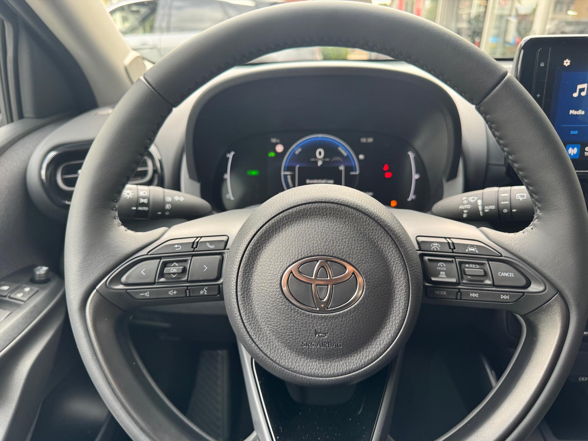 Toyota Yaris Hybrid Dynamic Plus | Stoel + Stuurverwarming, Lichtmetalen velgen, Keyless, Licht + Regensensor, Startknop 47495163-16.jpg | Autobedrijf Gielen