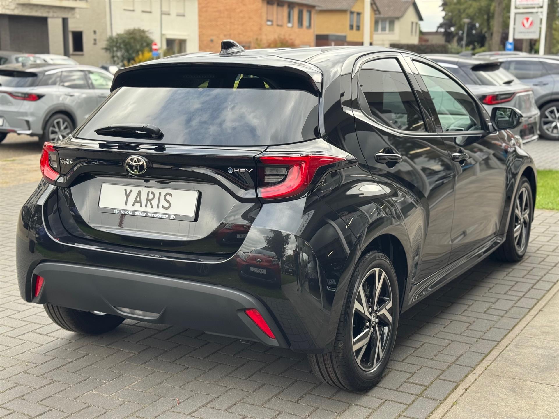 Toyota Yaris Hybrid Dynamic Plus | Stoel + Stuurverwarming, Lichtmetalen velgen, Keyless, Licht + Regensensor, Startknop 47495163-3.jpg | Autobedrijf Gielen