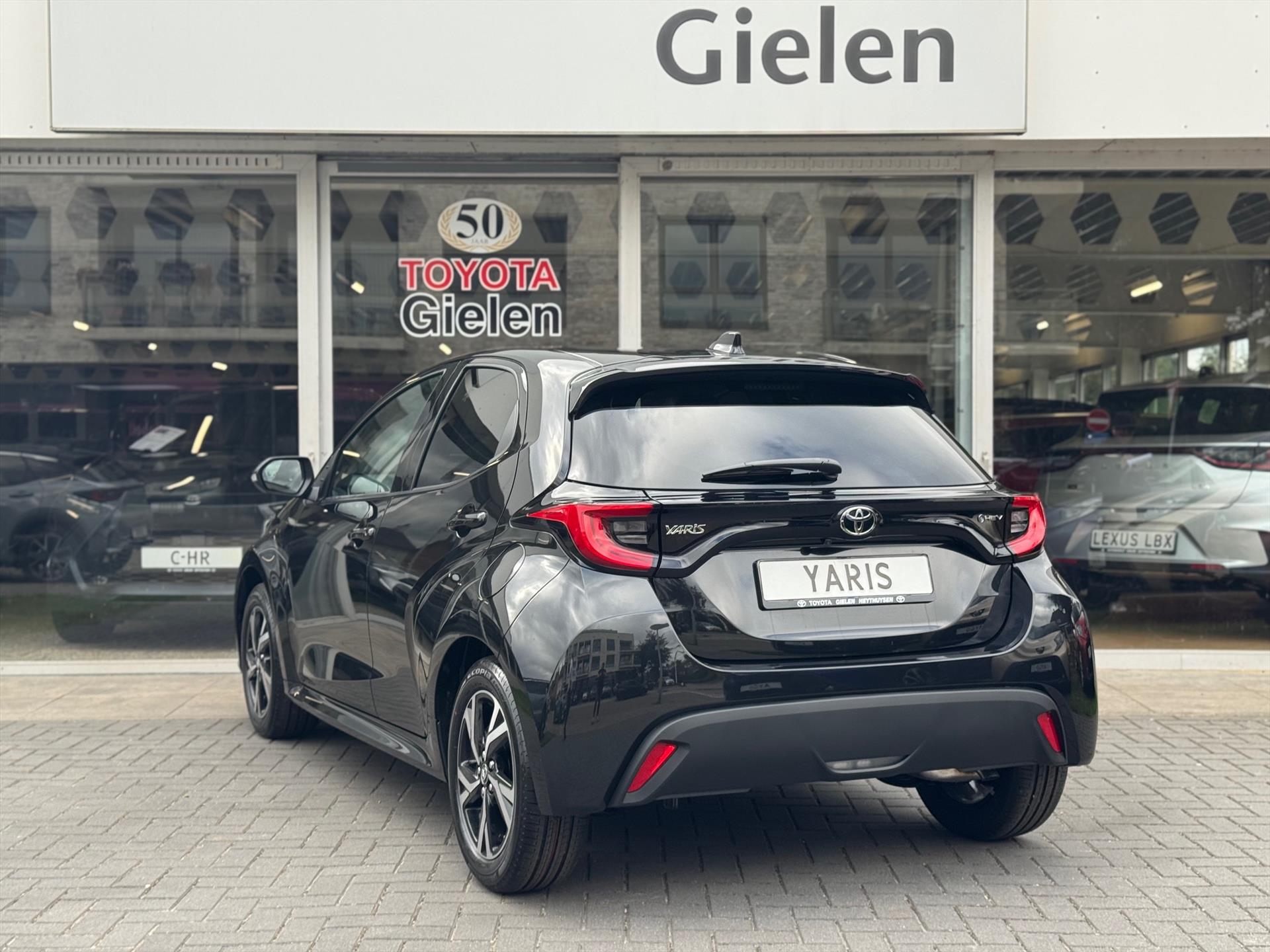 Toyota Yaris Hybrid Dynamic Plus | Stoel + Stuurverwarming, Lichtmetalen velgen, Keyless, Licht + Regensensor, Startknop 47495163-34.jpg | Autobedrijf Gielen