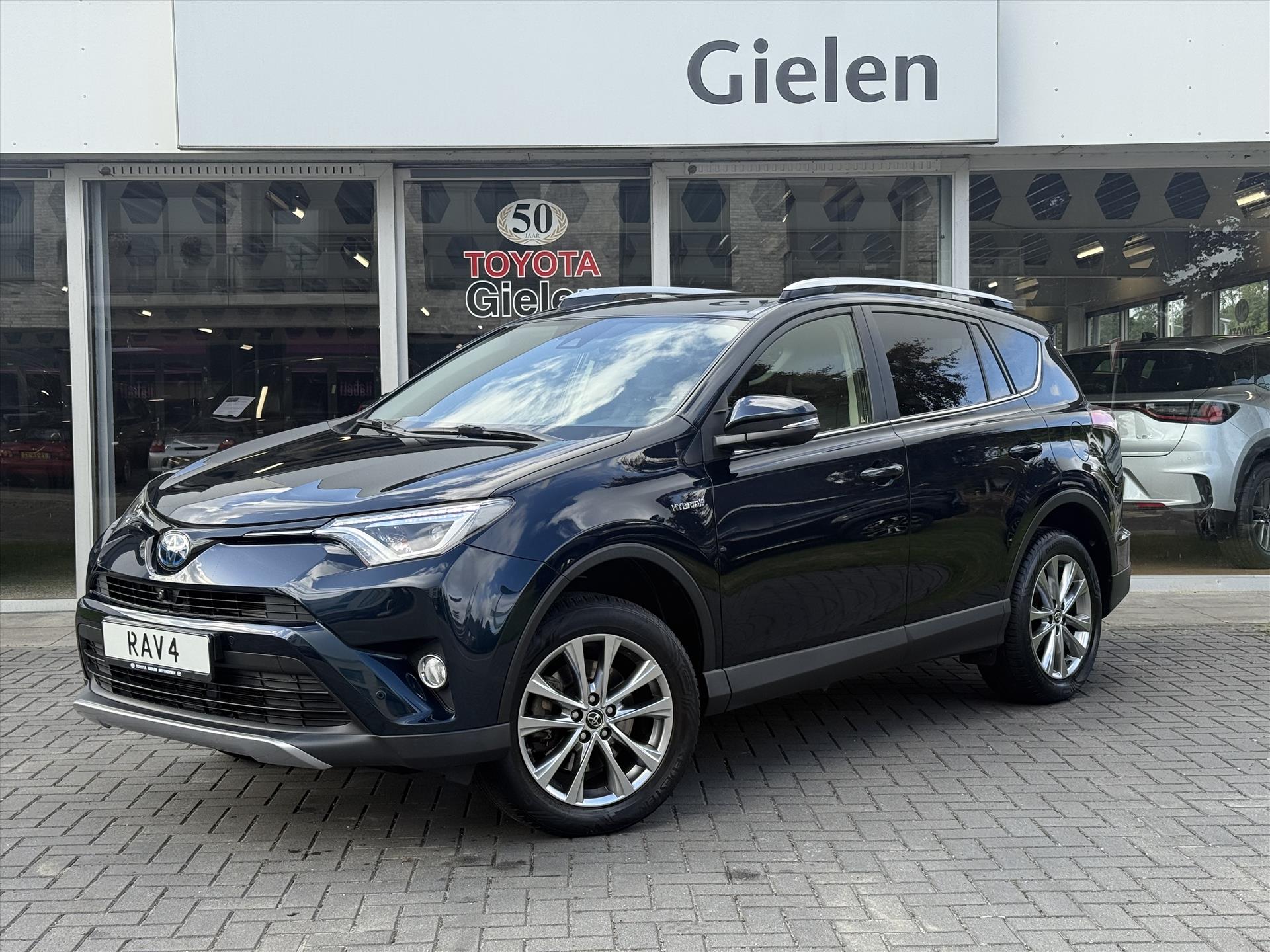 Toyota RAV4 2.5 Hybrid AWD Energy Plus | JBL, Trekhaak, Navigatie, Leer, Stoelverwarming, Geheugenfunctie, 360 Camera, 1.650KG Trekgewicht 47504826-0.jpg | Autobedrijf Gielen