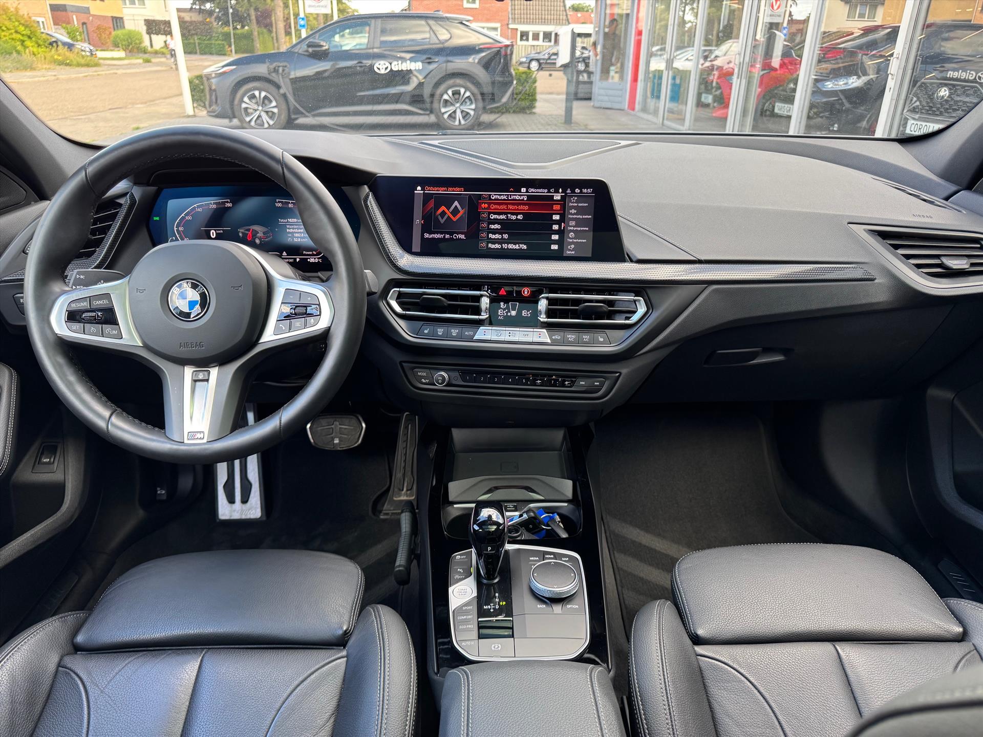 BMW 1-Serie (f40) 118i M Sport | Panoramadak, 19 inch, Leer, Stoel + Stuurverwarming, Keyless, Elektrische achterklep, Parkeercamera 47537011-10.jpg | Autobedrijf Gielen