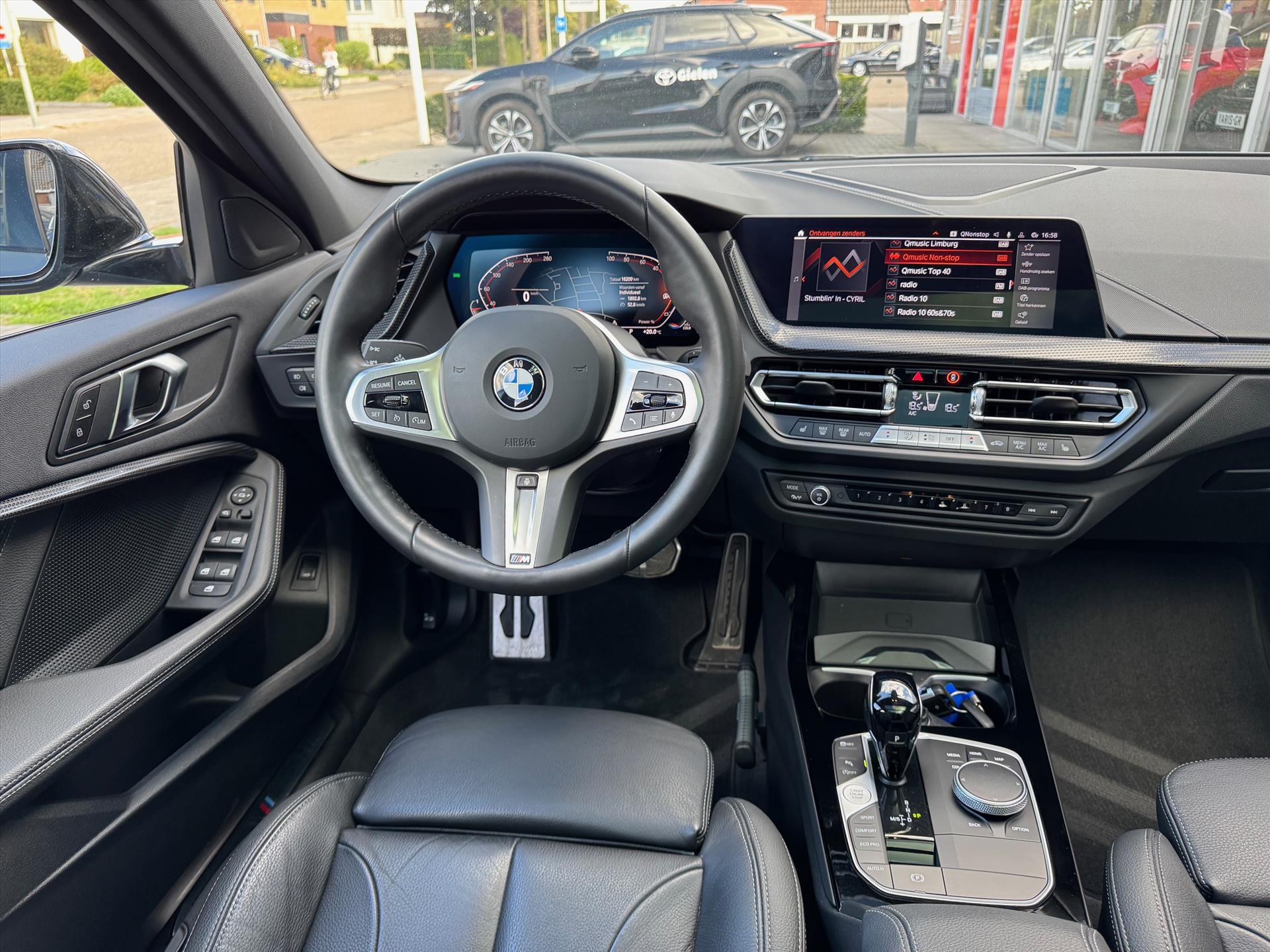 BMW 1-Serie (f40) 118i M Sport | Panoramadak, 19 inch, Leer, Stoel + Stuurverwarming, Keyless, Elektrische achterklep, Parkeercamera 47537011-12.jpg | Autobedrijf Gielen