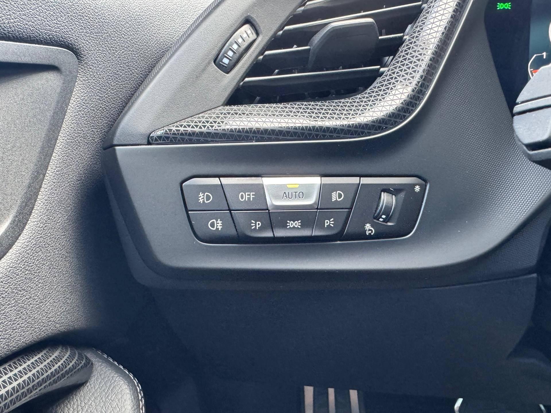 BMW 1-Serie (f40) 118i M Sport | Panoramadak, 19 inch, Leer, Stoel + Stuurverwarming, Keyless, Elektrische achterklep, Parkeercamera 47537011-31.jpg | Autobedrijf Gielen