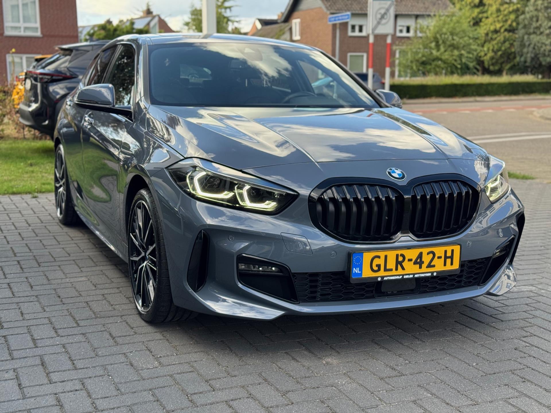 BMW 1-Serie (f40) 118i M Sport | Panoramadak, 19 inch, Leer, Stoel + Stuurverwarming, Keyless, Elektrische achterklep, Parkeercamera 47537011-4.jpg | Autobedrijf Gielen
