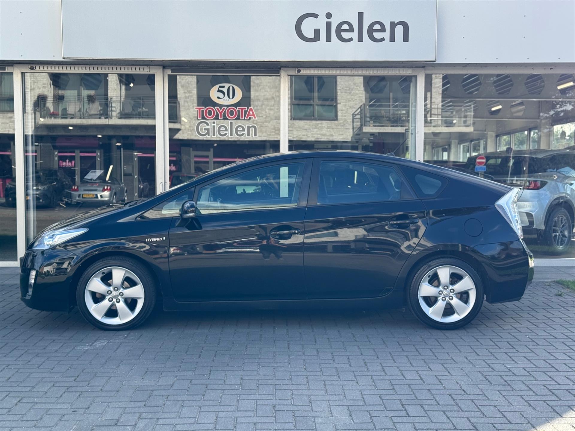 Toyota Prius 1.8 Full Hybrid Executive | Solar Roof, Schuifdak, Leer, JBL, Navigatie, Stoelverwarming, 17 inch, LED, Adaptive cruise control 47543003-1.jpg | Autobedrijf Gielen
