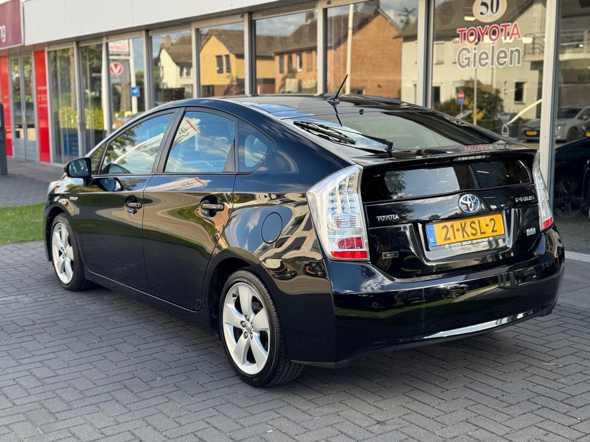 Toyota Prius 1.8 Full Hybrid Executive | Solar Roof, Schuifdak, Leer, JBL, Navigatie, Stoelverwarming, 17 inch, LED, Adaptive cruise control 47543003-2.jpg | Autobedrijf Gielen