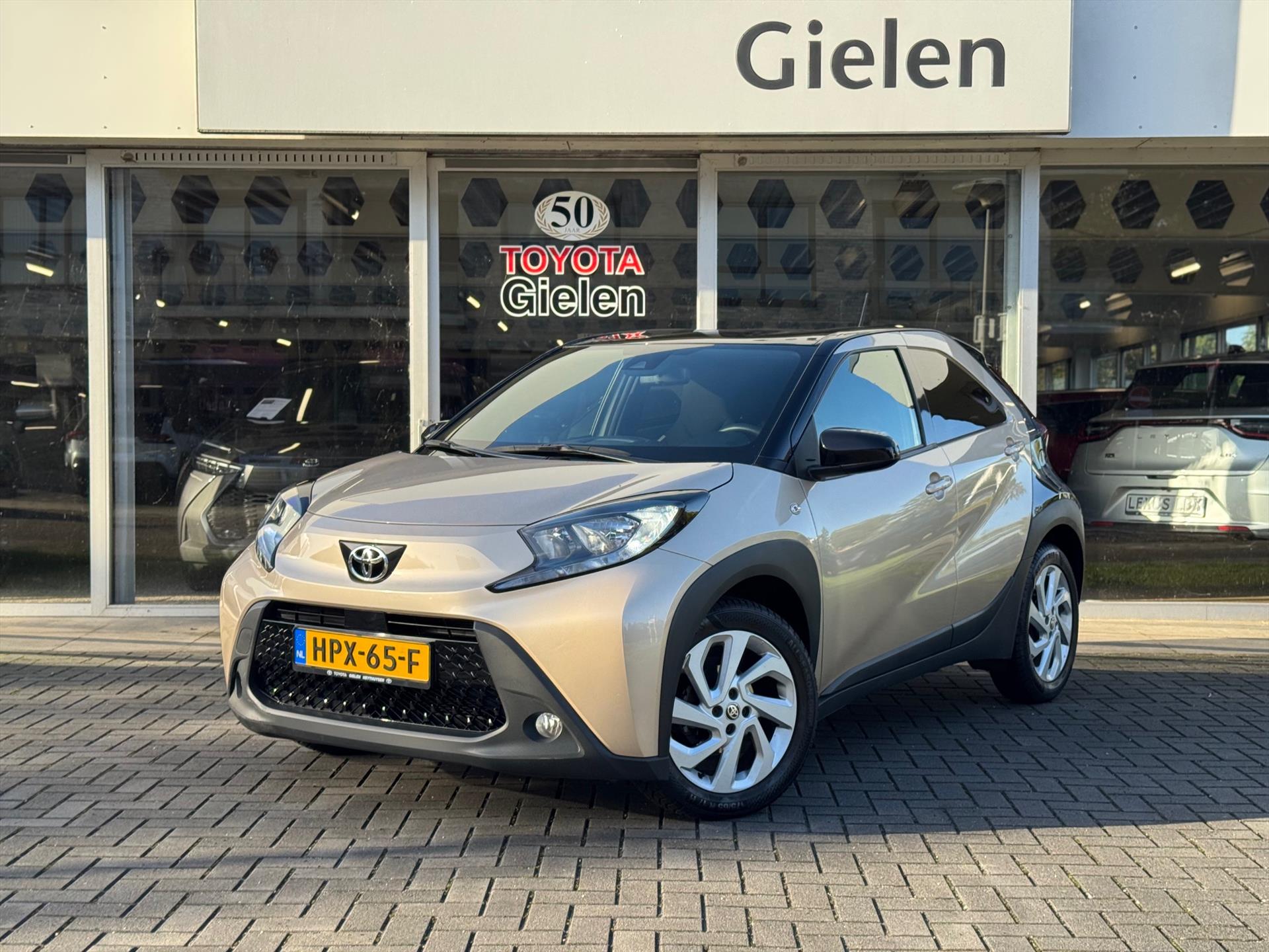 Toyota Aygo X 1.0 VVT-i Automaat Pulse Bi-Tone | Lichtmetalen velgen, Privacy glass, Parkeercamera, Apple CarPlay/Android auto 47562884-0.jpg | Autobedrijf Gielen