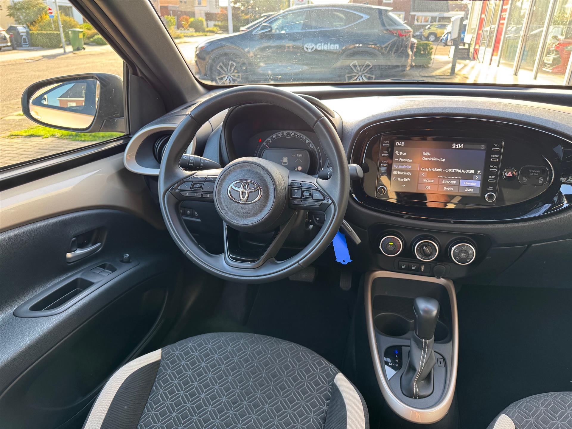 Toyota Aygo X 1.0 VVT-i Automaat Pulse Bi-Tone | Trekhaak, Lichtmetalen velgen, Privacy glass, Parkeercamera, Apple CarPlay/Android auto 47562884-13.jpg | Autobedrijf Gielen