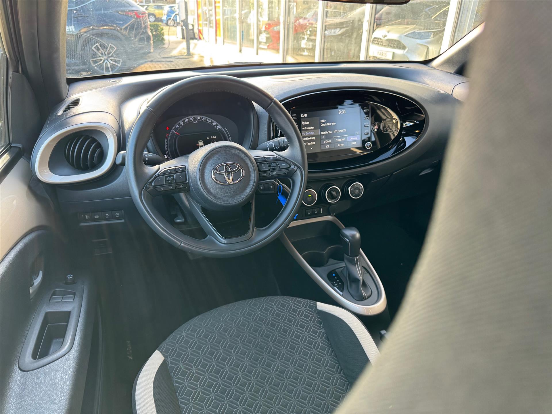 Toyota Aygo X 1.0 VVT-i Automaat Pulse Bi-Tone | Trekhaak, Lichtmetalen velgen, Privacy glass, Parkeercamera, Apple CarPlay/Android auto 47562884-14.jpg | Autobedrijf Gielen