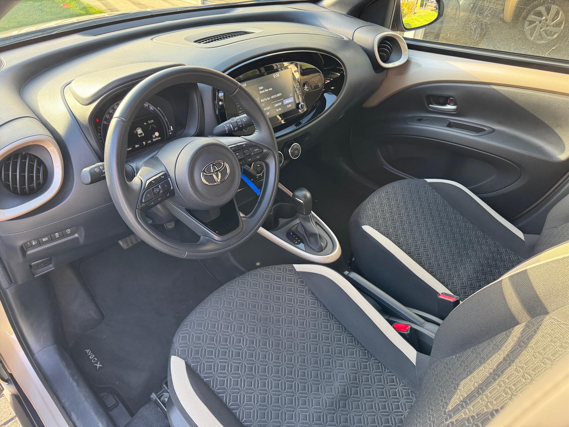 Toyota Aygo X 1.0 VVT-i Automaat Pulse Bi-Tone | Trekhaak, Lichtmetalen velgen, Privacy glass, Parkeercamera, Apple CarPlay/Android auto 47562884-15.jpg | Autobedrijf Gielen