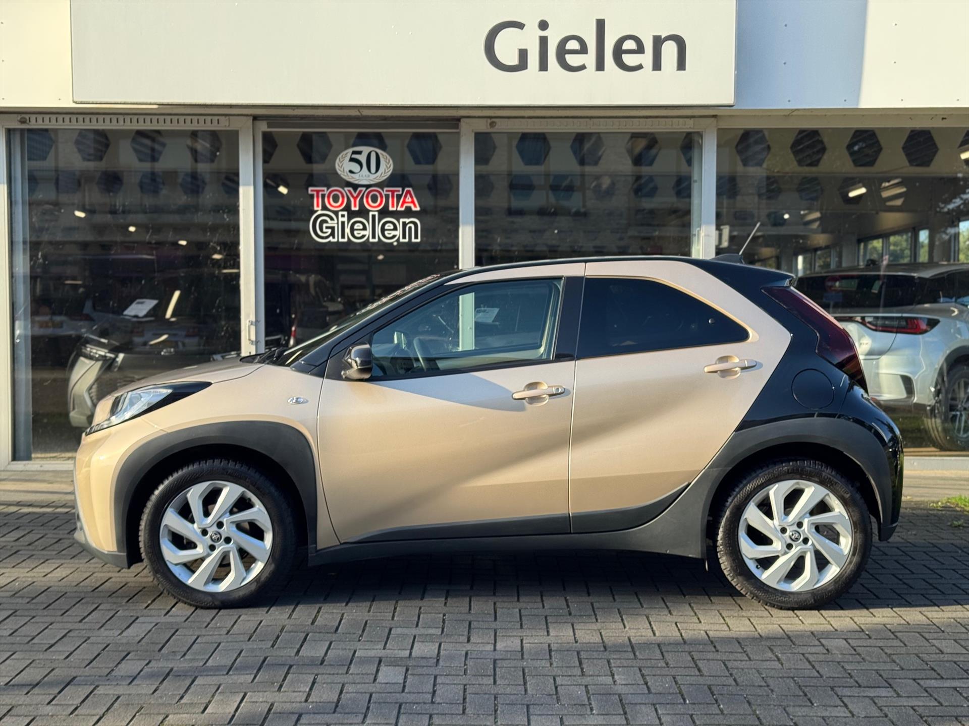 Toyota Aygo X 1.0 VVT-i Automaat Pulse Bi-Tone | Trekhaak, Lichtmetalen velgen, Privacy glass, Parkeercamera, Apple CarPlay/Android auto 47562884-2.jpg | Autobedrijf Gielen