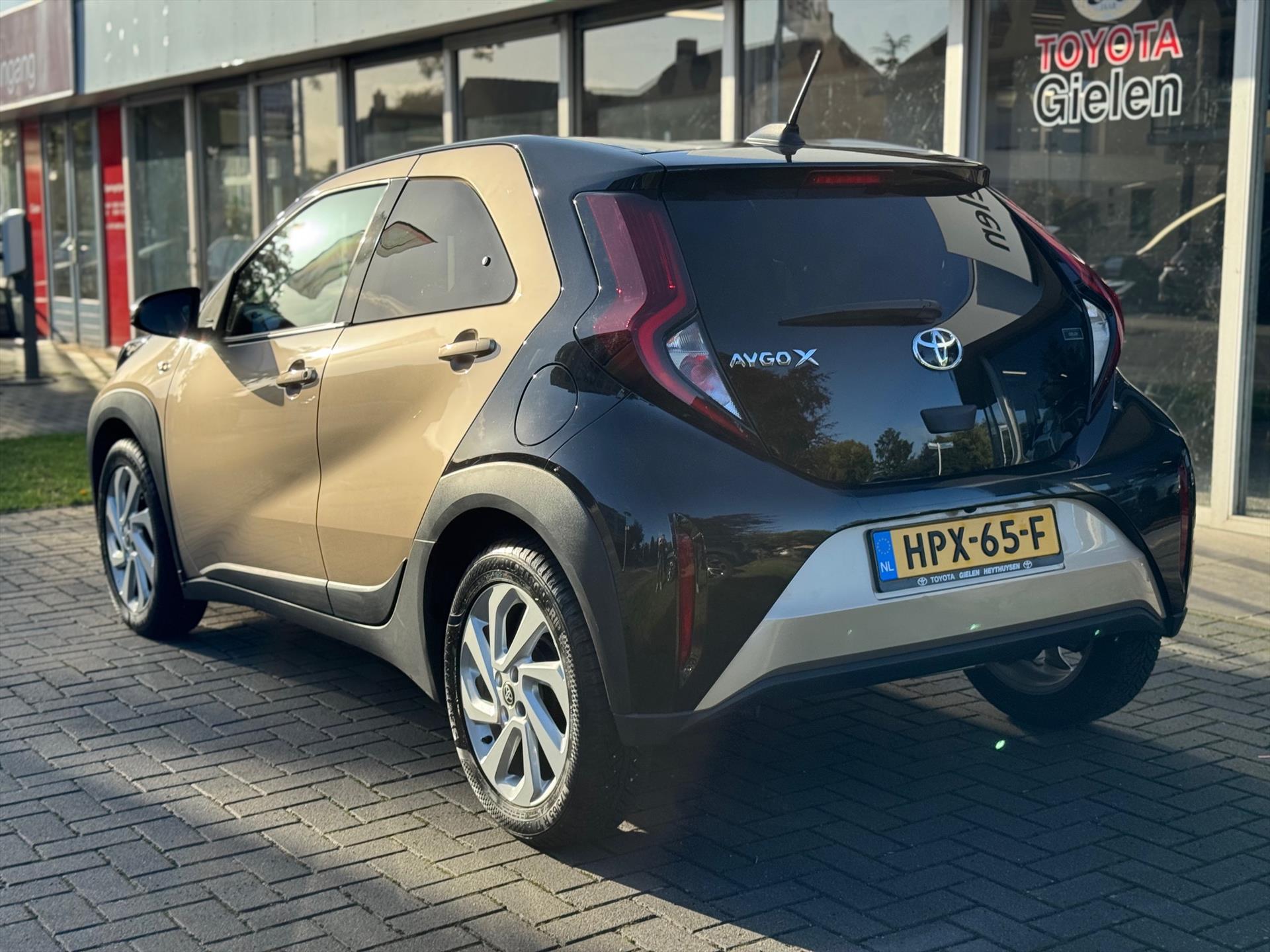 Toyota Aygo X 1.0 VVT-i Automaat Pulse Bi-Tone | Lichtmetalen velgen, Privacy glass, Parkeercamera, Apple CarPlay/Android auto 47562884-3.jpg | Autobedrijf Gielen