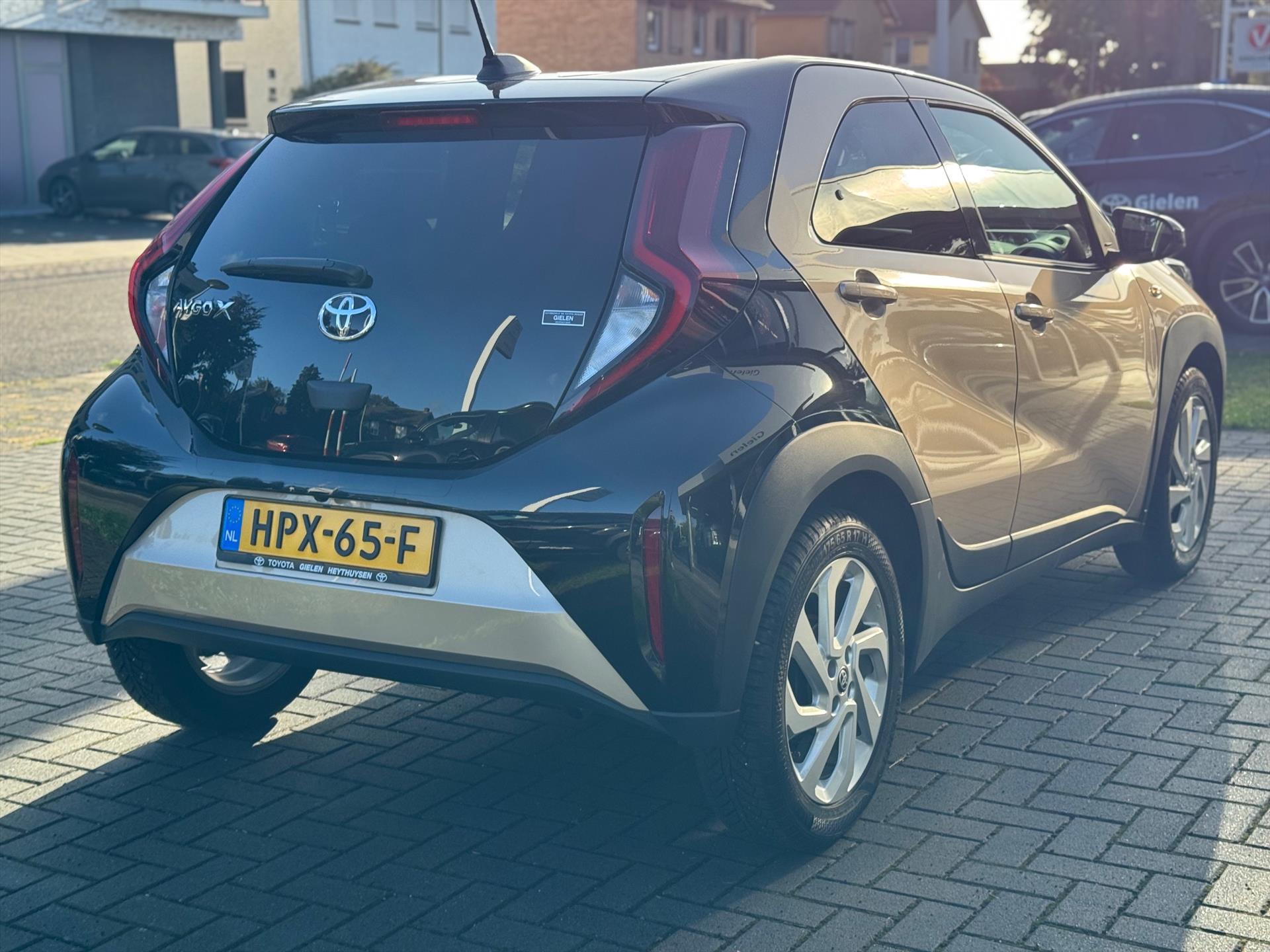 Toyota Aygo X 1.0 VVT-i Automaat Pulse Bi-Tone | Trekhaak, Lichtmetalen velgen, Privacy glass, Parkeercamera, Apple CarPlay/Android auto 47562884-4.jpg | Autobedrijf Gielen