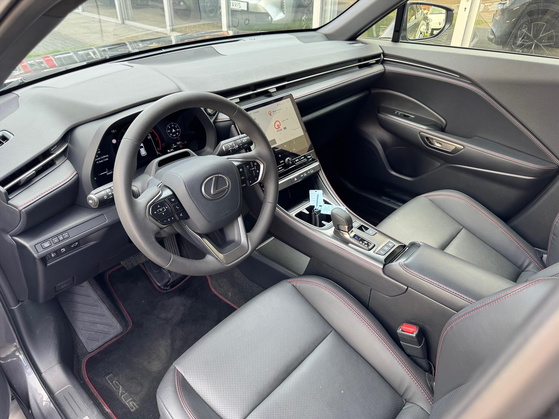 Lexus LBX 1.5 Hybrid Emotion Tech Pack | Leer, Elektrische achterklep, Keyless, Stoel + Stuurverwarming, 18 inch, Privacy glass 47576008-14.jpg | Autobedrijf Gielen