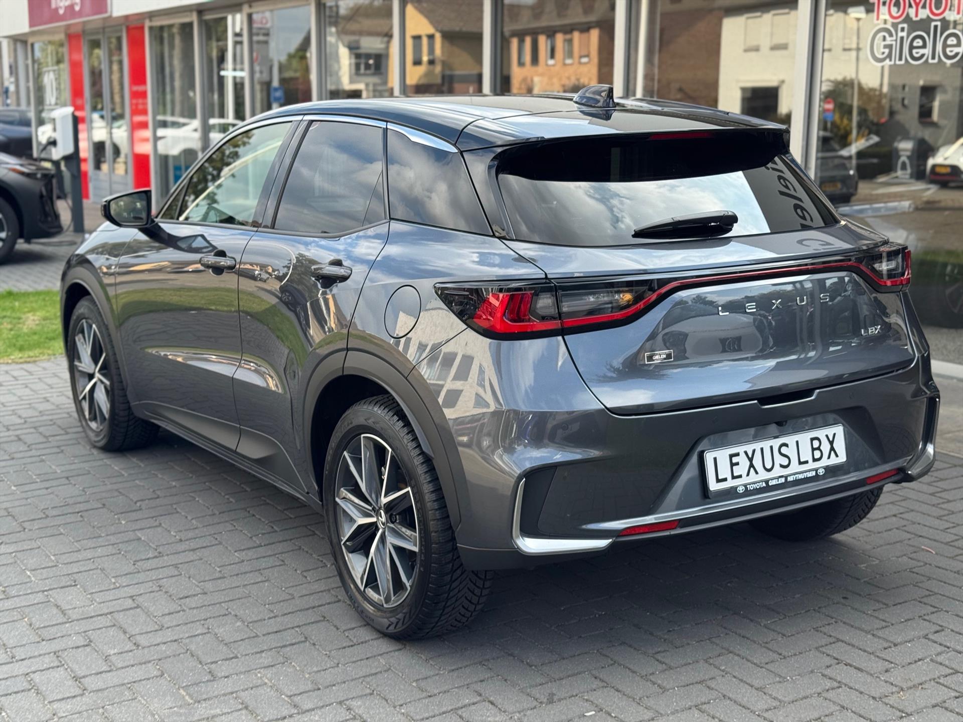 Lexus LBX 1.5 Hybrid Emotion Tech Pack | Leer, Elektrische achterklep, Keyless, Stoel + Stuurverwarming, 18 inch, Privacy glass 47576008-3.jpg | Autobedrijf Gielen