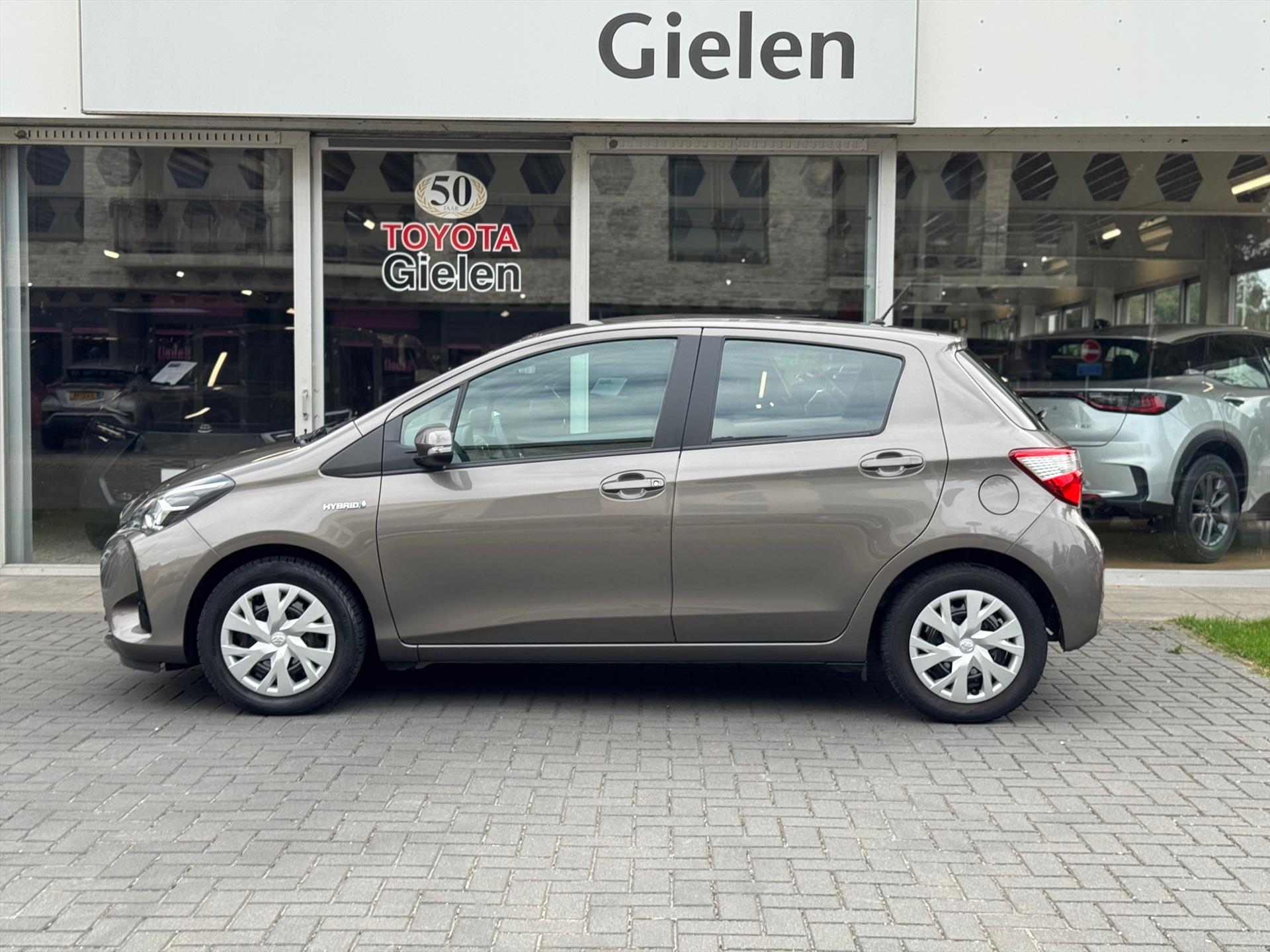 Toyota Yaris 1.5 Hybrid Active Plus | Navigatie, Startknop, Cruise control, Parkeercamera, Bluetooth, Climate control 47856756-2.jpg | Autobedrijf Gielen