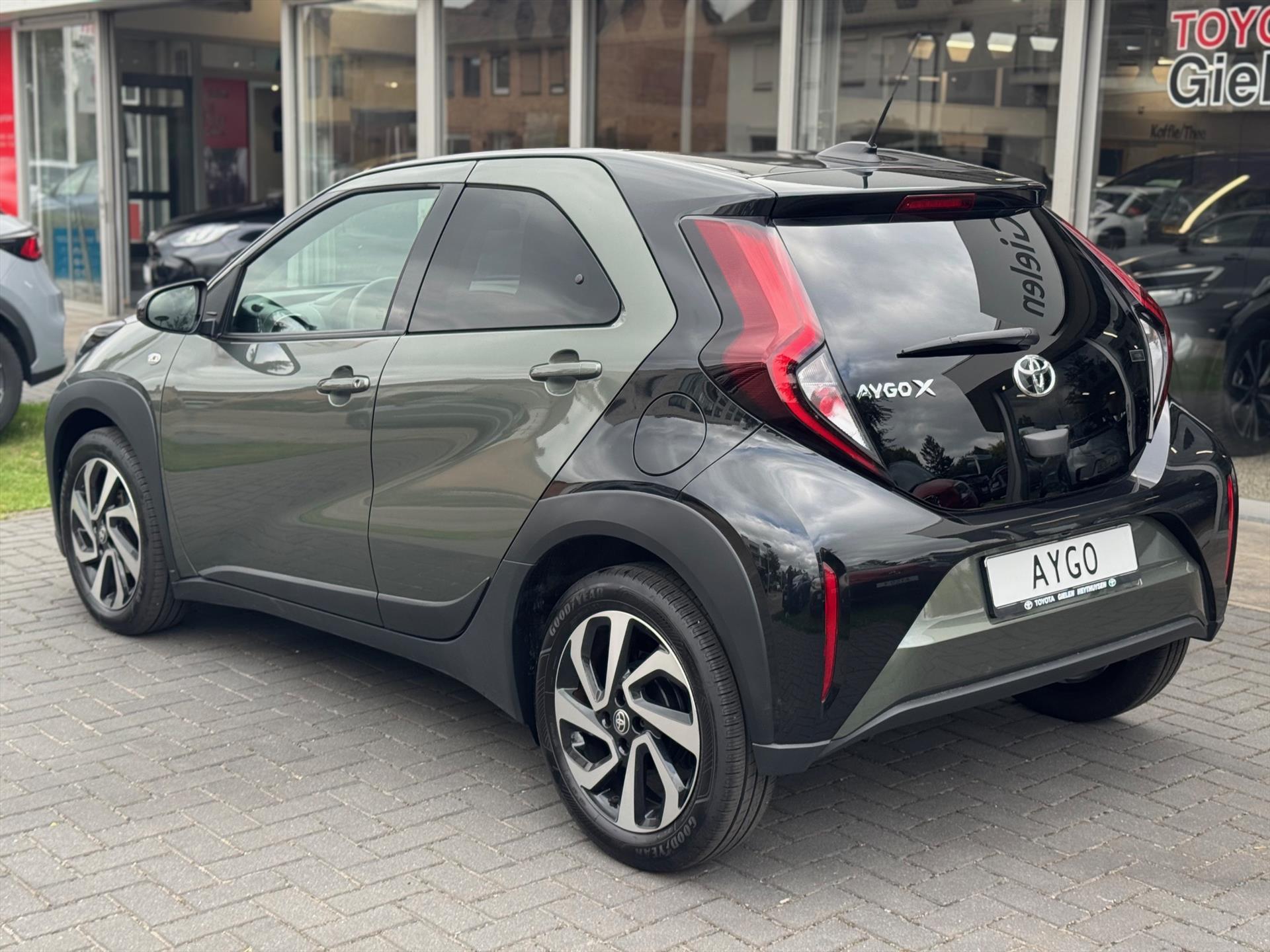Toyota Aygo X 1.0 VVT-i Pulse Bi-Tone Automaat | 17 inch, Privacy glass, Apple CarPlay/Android Auto, Adaptive cruise control 47917067-3.jpg | Autobedrijf Gielen
