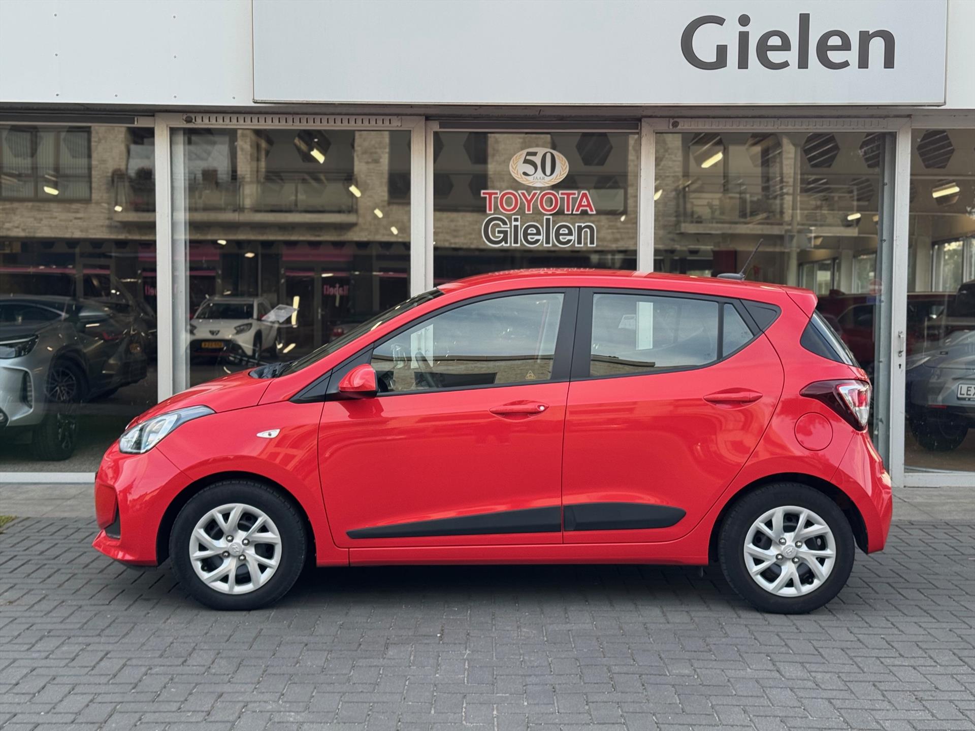 Hyundai i10 1.0i Comfort | Eerste eigenaar, Apple CarPlay/Android Auto, Lichtmetalen velgen, Cruise control, Navigatie, Parkeersensoren 47936309-1.jpg | Autobedrijf Gielen