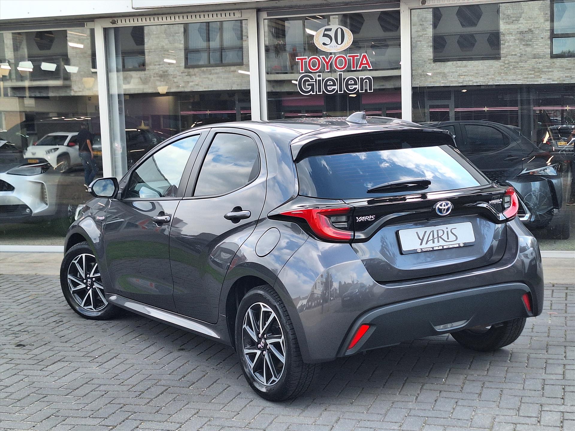 Toyota Yaris 1.5 Hybrid Dynamic | Apple CarPlay/Android auto, Lichtmetalen velgen, Keyless, Privacy Glass, LED, Navigatie 47941714-3.jpg | Autobedrijf Gielen