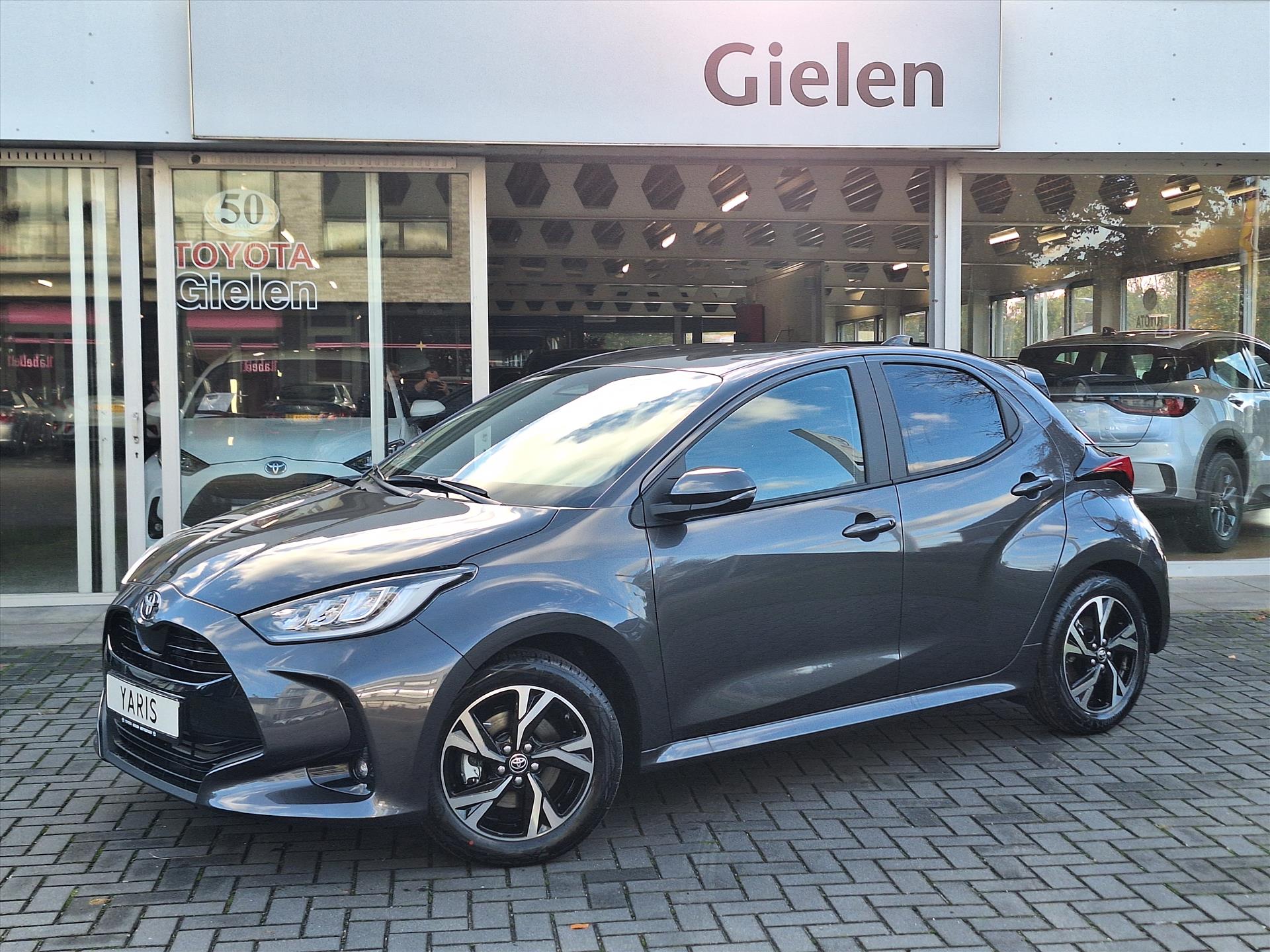 Toyota Yaris 1.5 Hybrid Dynamic Plus | Stoel + Stuurverwarming, Lichtmetalen velgen, Keyless, Licht + Regensensor, Startknop 47945712-0.jpg | Autobedrijf Gielen