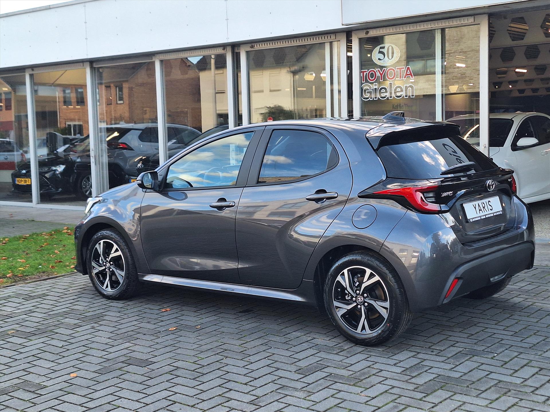 Toyota Yaris 1.5 Hybrid Dynamic Plus | Stoel + Stuurverwarming, Lichtmetalen velgen, Keyless, Licht + Regensensor, Startknop 47945712-4.jpg | Autobedrijf Gielen