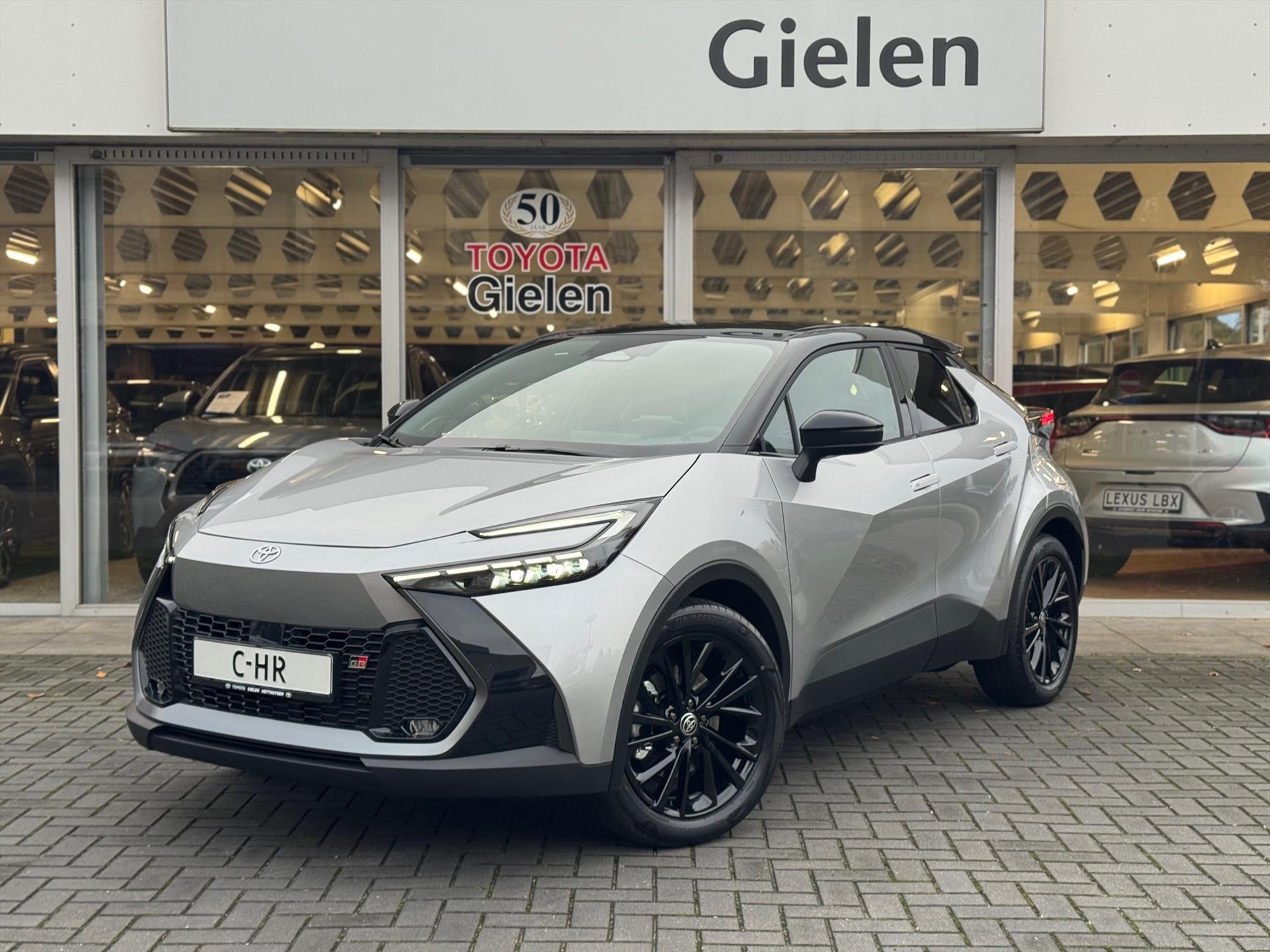 Toyota C-HR Plug-in Hybrid GR Sport | Elektrische achterklep, Stoel + Stuurverwarming, Half leer, Dodehoekherkenning, 19 inch, LED, Groot sc 48001213-0.jpg | Autobedrijf Gielen