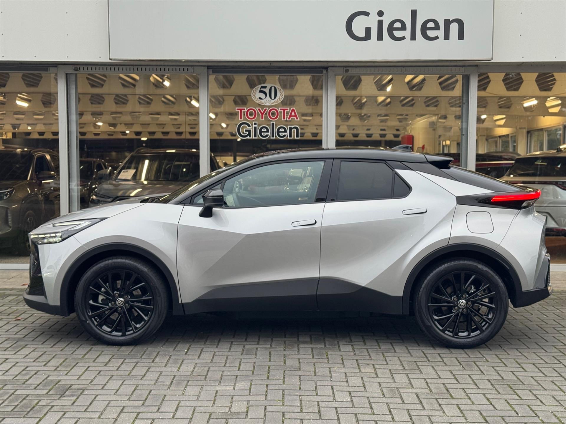 Toyota C-HR Plug-in Hybrid GR Sport | Elektrische achterklep, Stoel + Stuurverwarming, Half leer, Dodehoekherkenning, 19 inch, LED, Groot sc 48001213-2.jpg | Autobedrijf Gielen