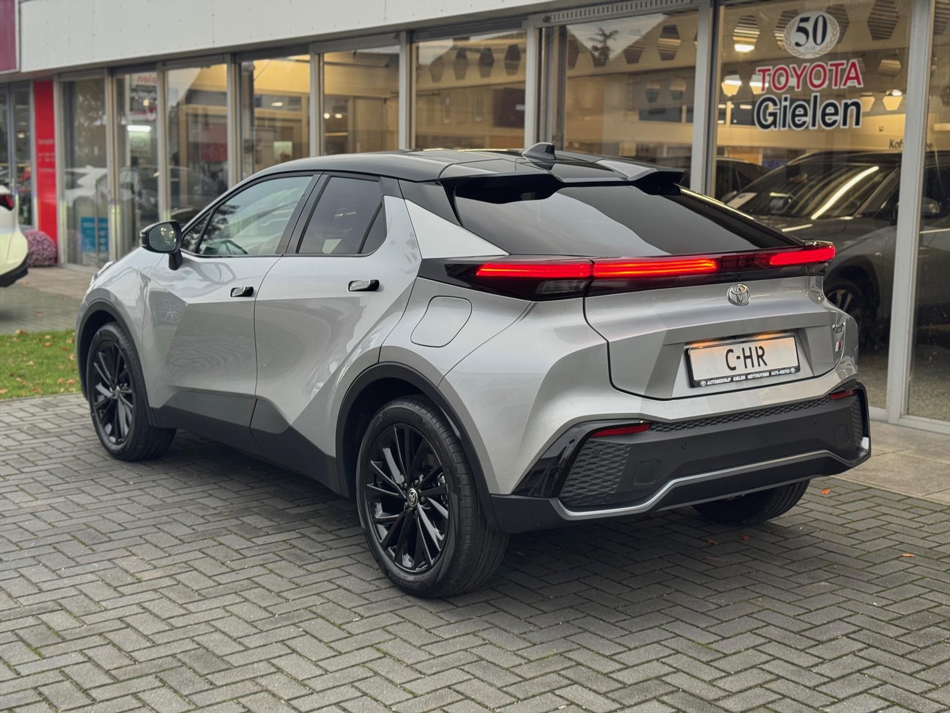 Toyota C-HR Plug-in Hybrid GR Sport | Elektrische achterklep, Stoel + Stuurverwarming, Half leer, Dodehoekherkenning, 19 inch, LED, Groot sc 48001213-3.jpg | Autobedrijf Gielen