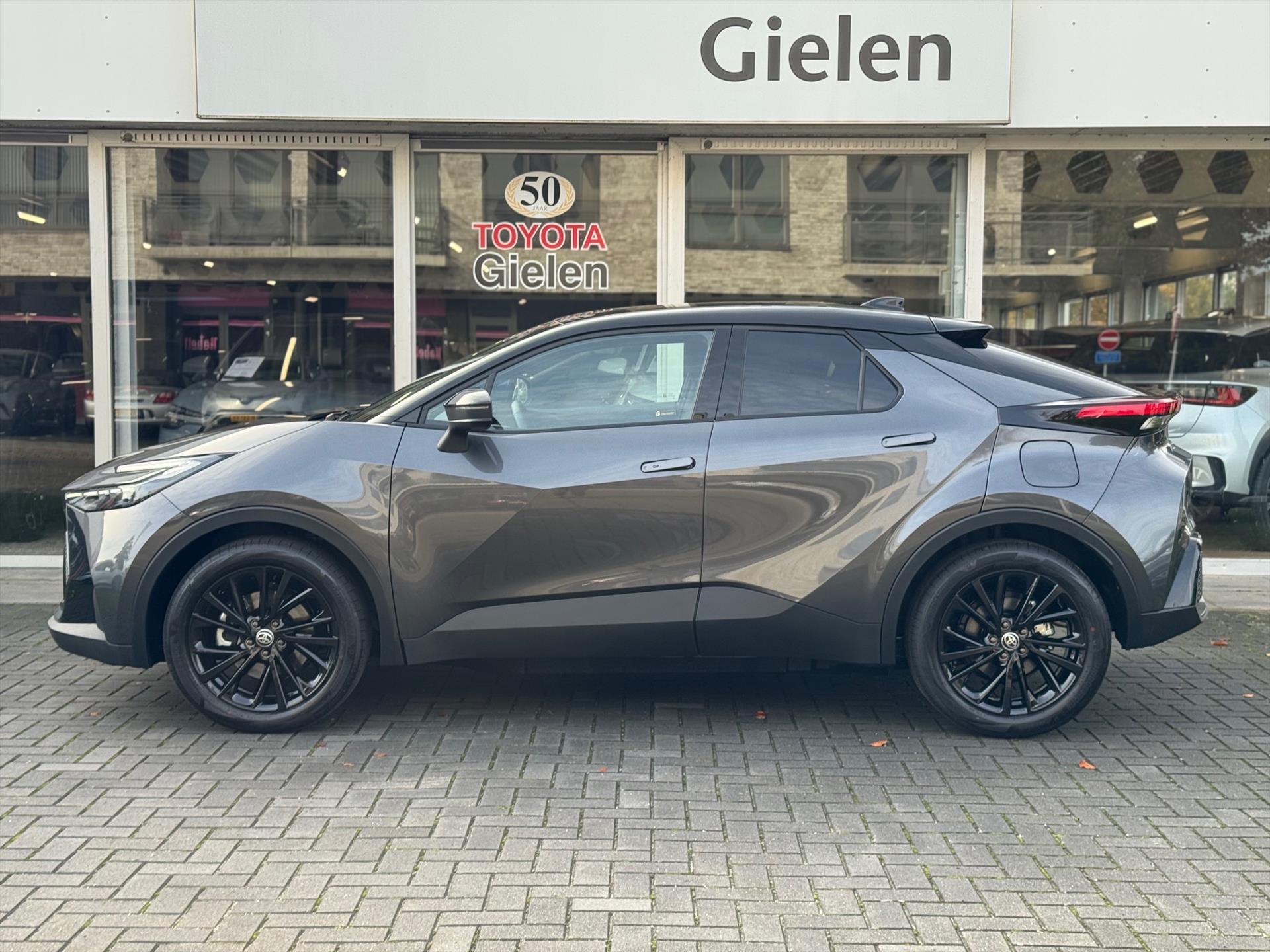 Toyota C-HR Plug-in Hybrid GR Sport | Elektrische achterklep, Stoel + Stuurverwarming, Half leer, Dodehoekherkenning, 19 inch, LED, Groot sc 48001400-2.jpg | Autobedrijf Gielen