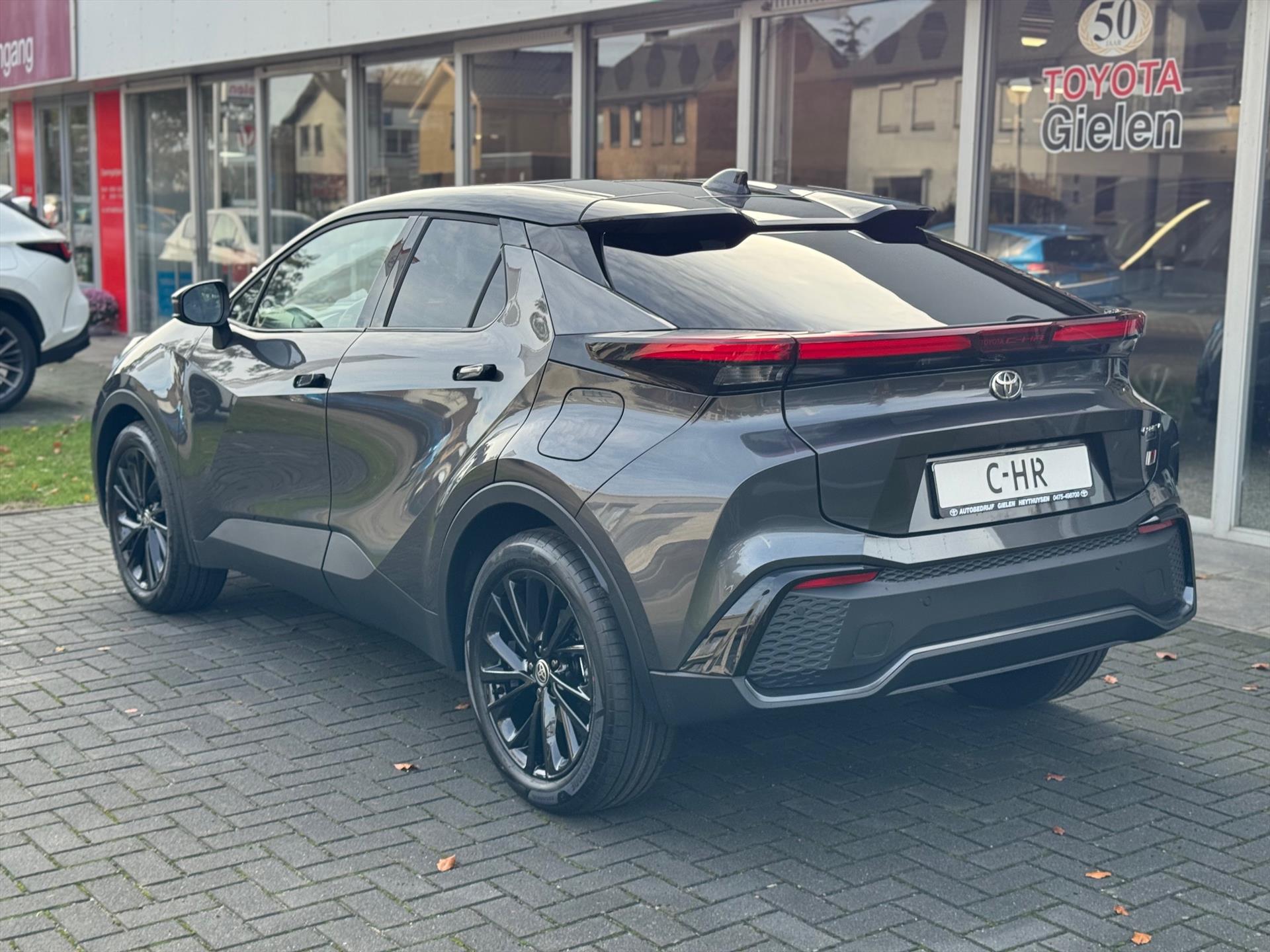 Toyota C-HR Plug-in Hybrid GR Sport | Elektrische achterklep, Stoel + Stuurverwarming, Half leer, Dodehoekherkenning, 19 inch, LED, Groot sc 48001400-3.jpg | Autobedrijf Gielen