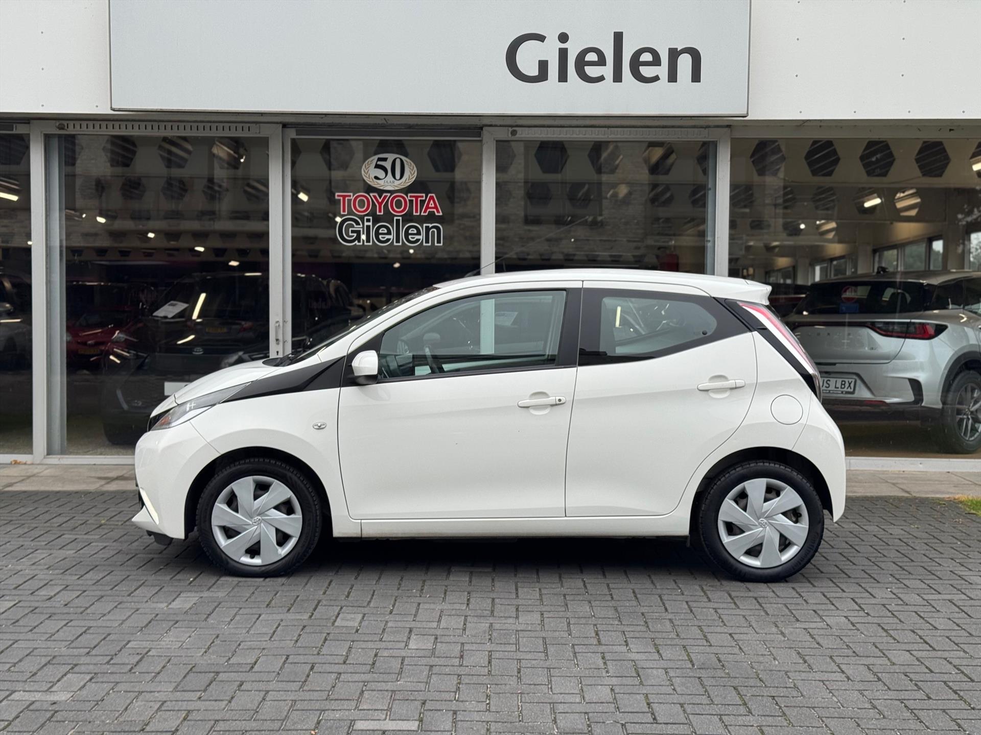Toyota Aygo 1.0 VVT-i X-Play | Eerste eigenaar, Parkeercamera, Bluetooth, Stuurbediening, In hoogte verstelbare stoel 48047789-2.jpg | Autobedrijf Gielen