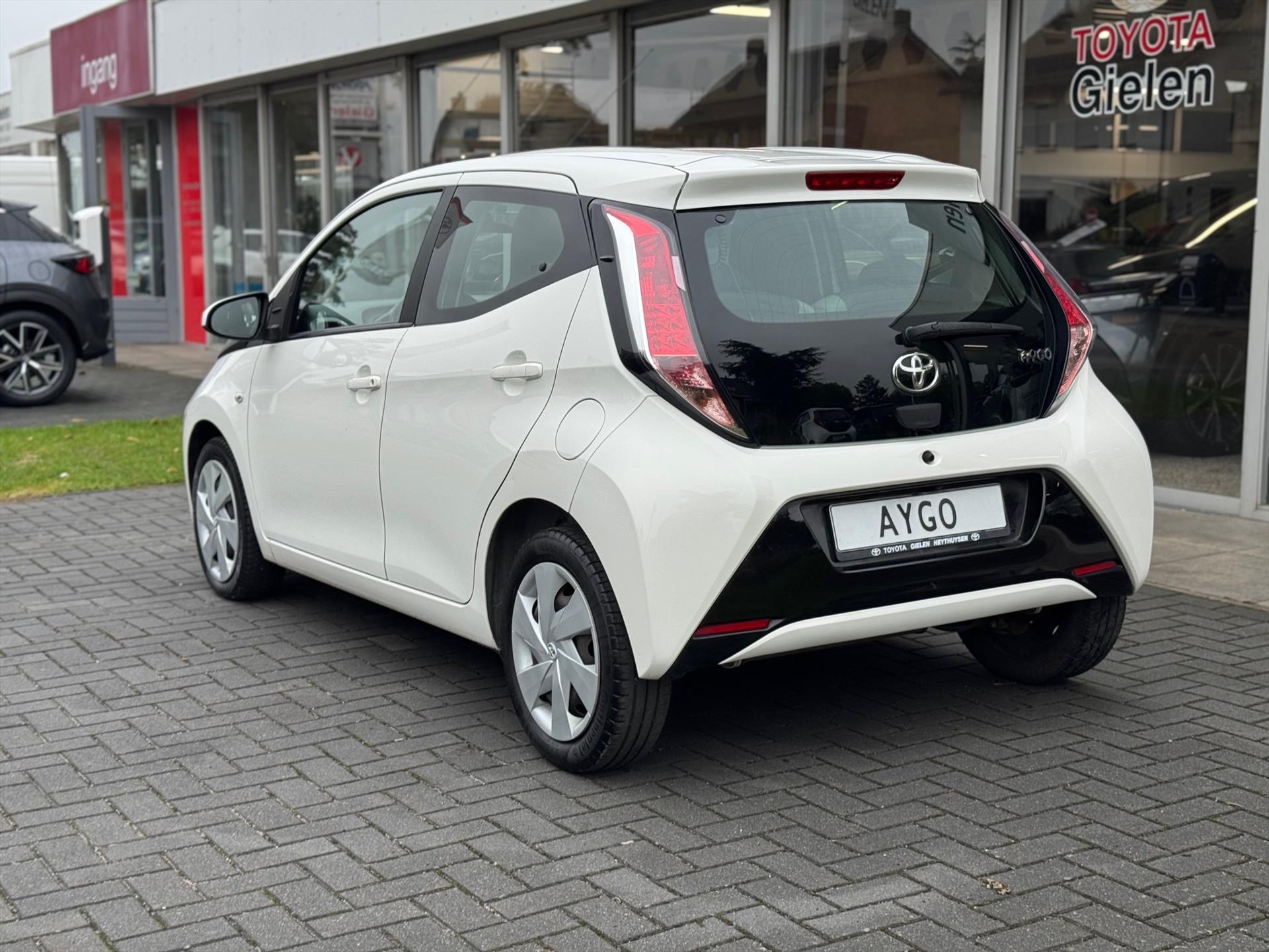 Toyota Aygo 1.0 VVT-i X-Play | Eerste eigenaar, Parkeercamera, Bluetooth, Stuurbediening, In hoogte verstelbare stoel 48047789-3.jpg | Autobedrijf Gielen