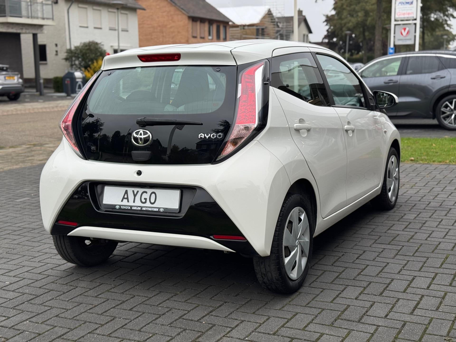 Toyota Aygo 1.0 VVT-i X-Play | Eerste eigenaar, Parkeercamera, Bluetooth, Stuurbediening, In hoogte verstelbare stoel 48047789-4.jpg | Autobedrijf Gielen