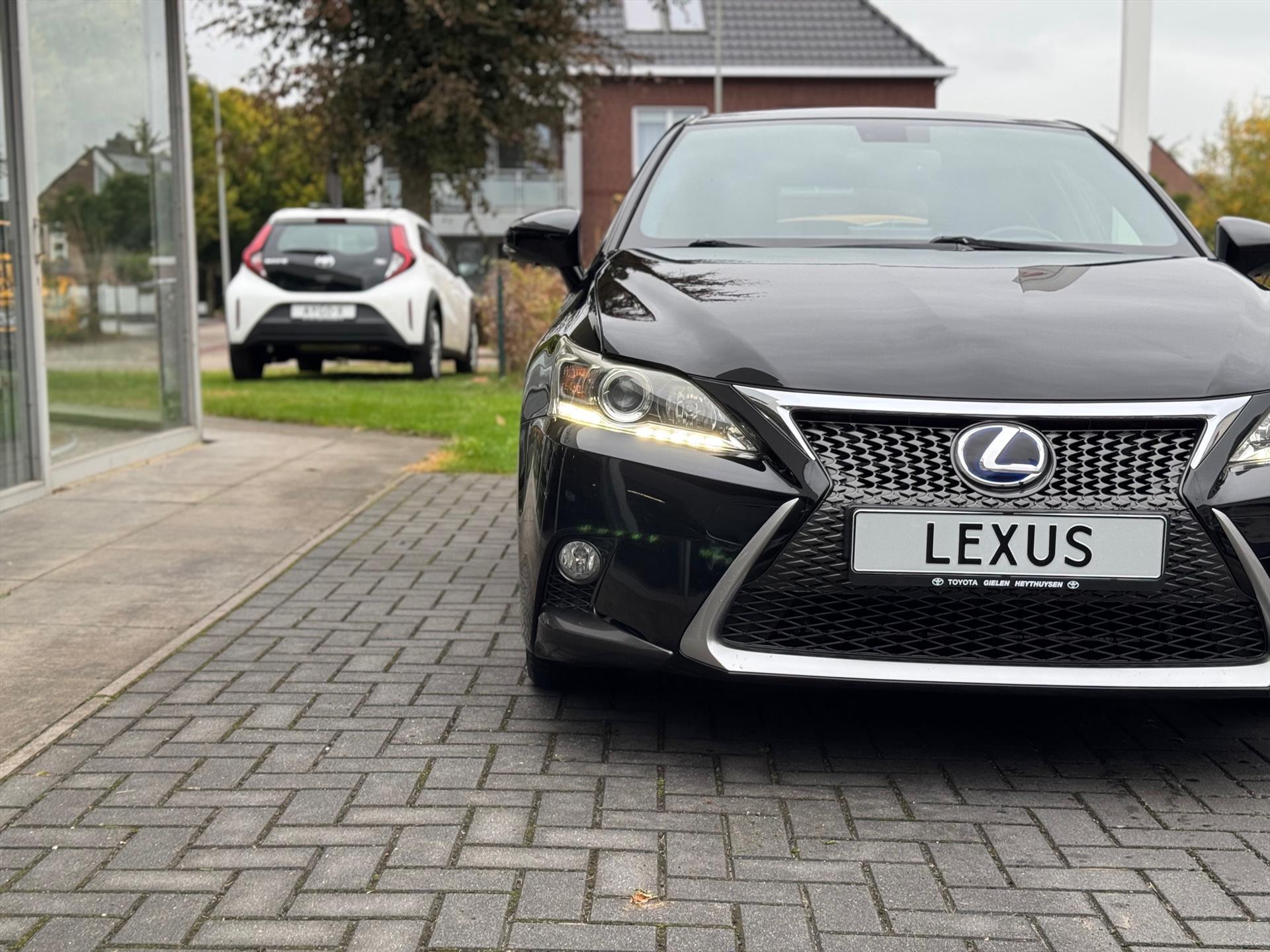 Lexus CT 200h F Sport Line | 2e eigenaar, Navigatie, Stoelverwarming, Privacy glass, 16 inch, Parkeercamera 48088588-4.jpg | Autobedrijf Gielen