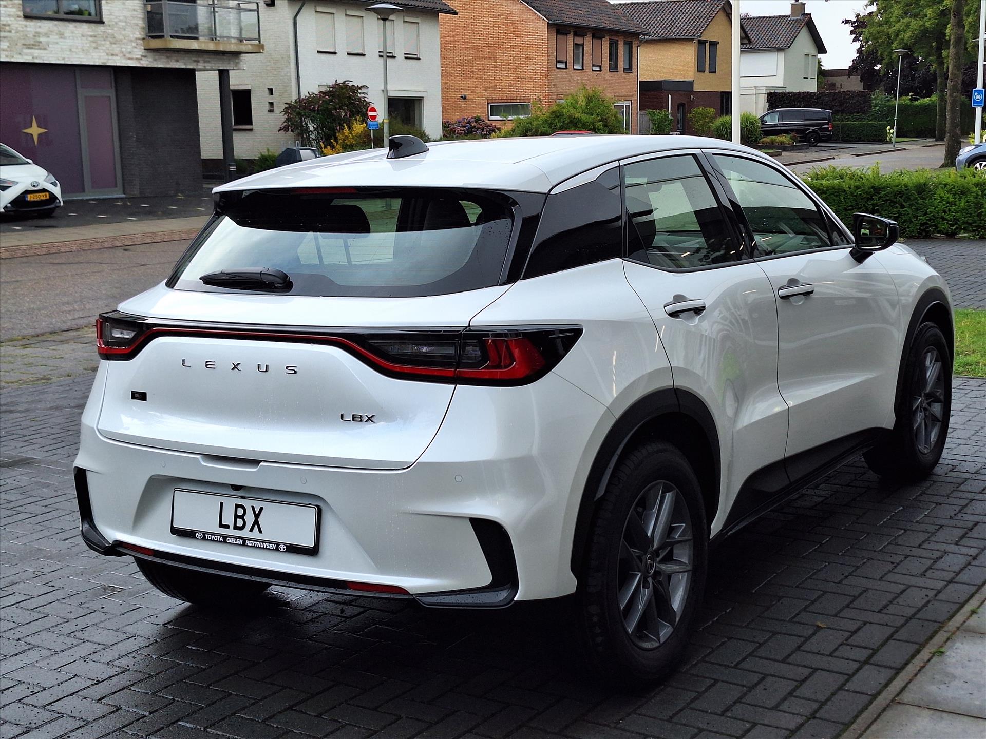 Lexus LBX 1.5 Comfort & Safety Pack | Dodehoekherkenning, Parkeersensoren, Keyless, Stoelverwarming 48113007-4.jpg | Autobedrijf Gielen