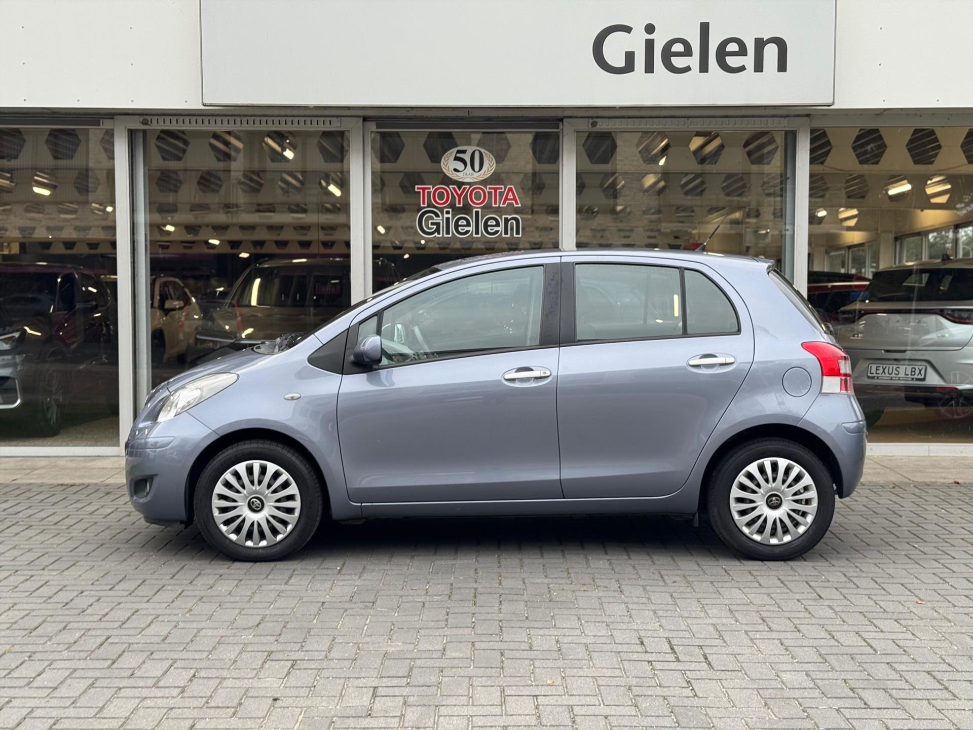 Toyota Yaris 1.3 VVT-i Automaat 5D Aspiration | 2e eigenaar, Parkeersensoren, Climate control, Elektrische ramen, Centrale deurvergrendeling 48292666-1.jpg | Autobedrijf Gielen