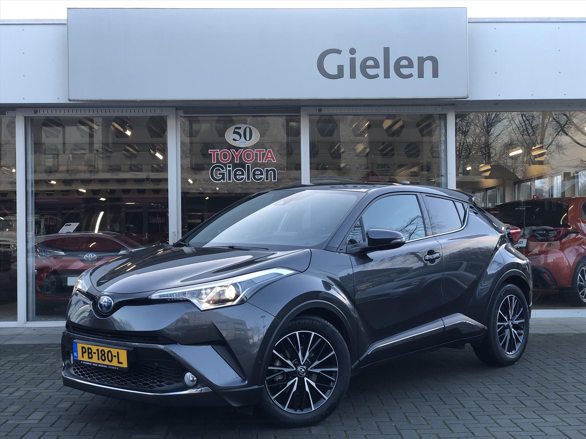 Toyota C-HR 1.8 Hybrid Executive | Navigatie, Half Leer, Parkeersensoren, Stoelverwarming, Keyless, 18 inch, Perfecte staat! 48297348-0.jpg | Autobedrijf Gielen