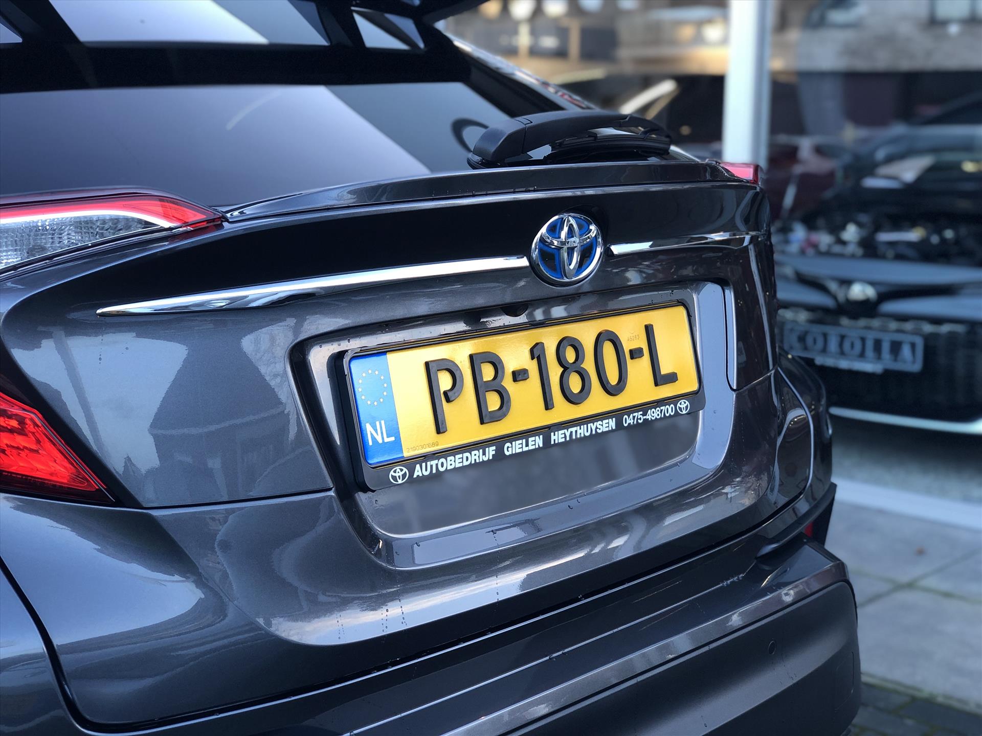 Toyota C-HR 1.8 Hybrid Executive | Navigatie, Half Leer, Parkeersensoren, Stoelverwarming, Keyless, 18 inch, Perfecte staat! 48297348-3.jpg | Autobedrijf Gielen