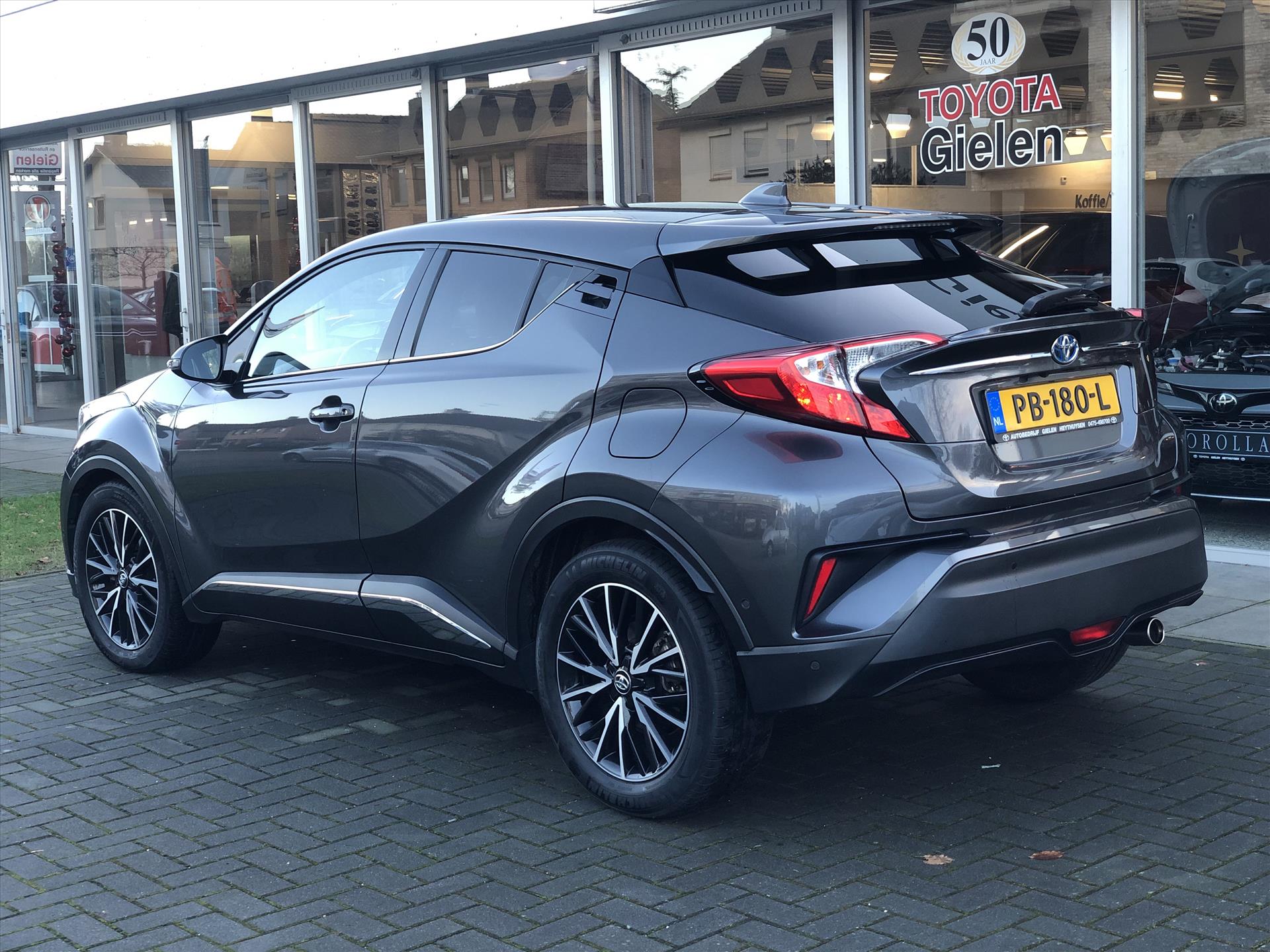 Toyota C-HR 1.8 Hybrid Executive | Navigatie, Half Leer, Parkeersensoren, Stoelverwarming, Keyless, 18 inch, Perfecte staat! 48297348-4.jpg | Autobedrijf Gielen