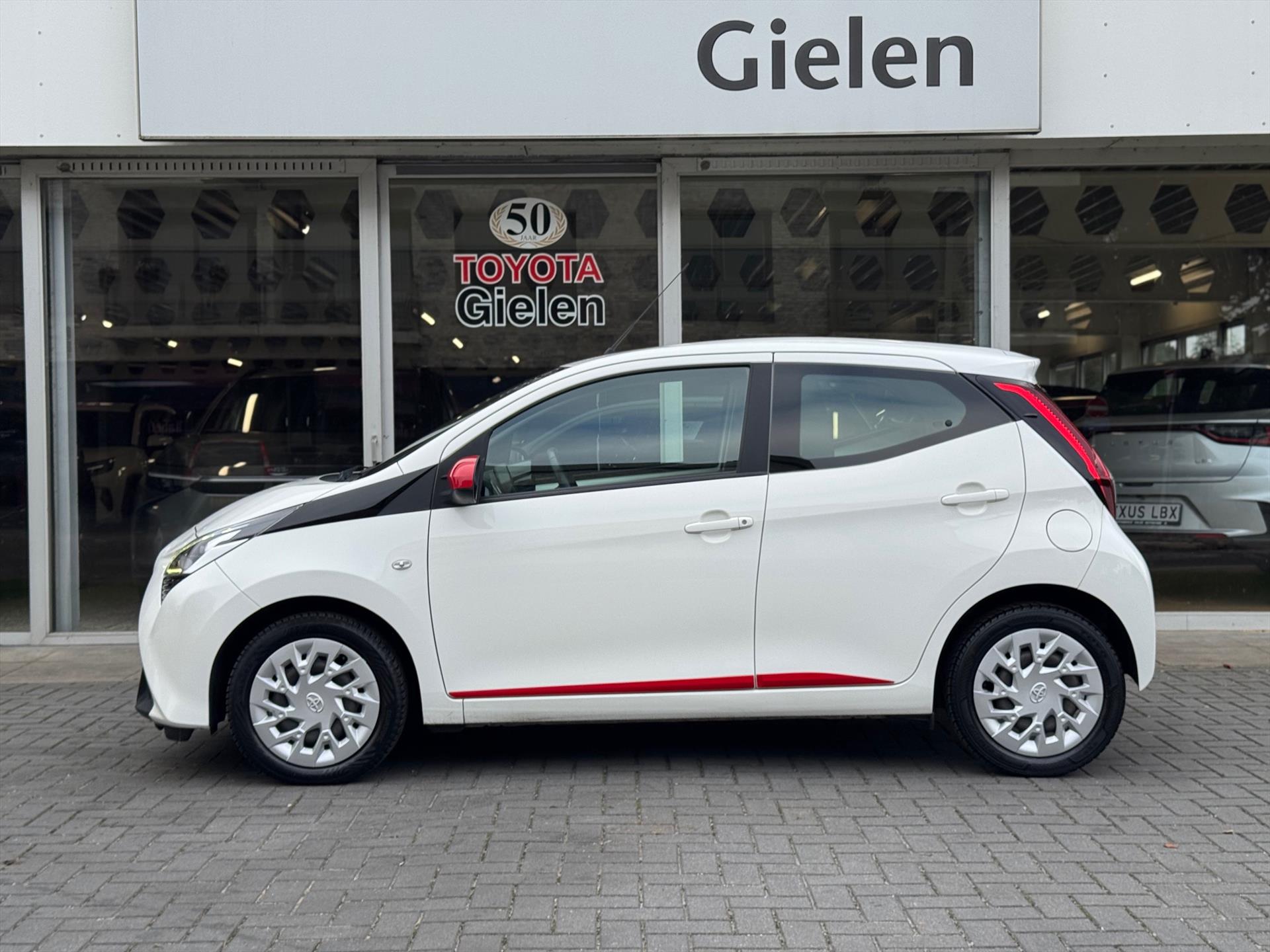 Toyota Aygo 1.0 VVT-i Automaat 5D X-Play | Eerste eigenaar, Apple CarPlay/Android Auto, Parkeercamera, Bluetooth, Stuurbediening 48326860-2.jpg | Autobedrijf Gielen