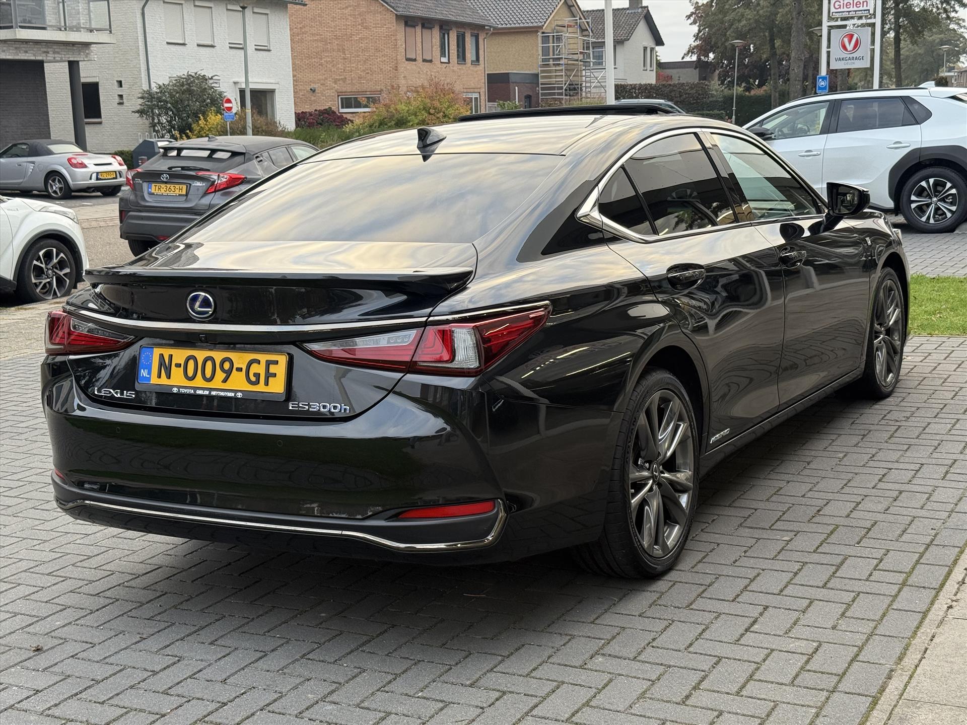 Lexus ES 300h F Sport Line | Eerste eigenaar, Schuifdak, Memory, Stoel + Stuurverwarming, 19 inch, LED, Apple CarPlay/Android auto 48386597-1.jpg | Autobedrijf Gielen