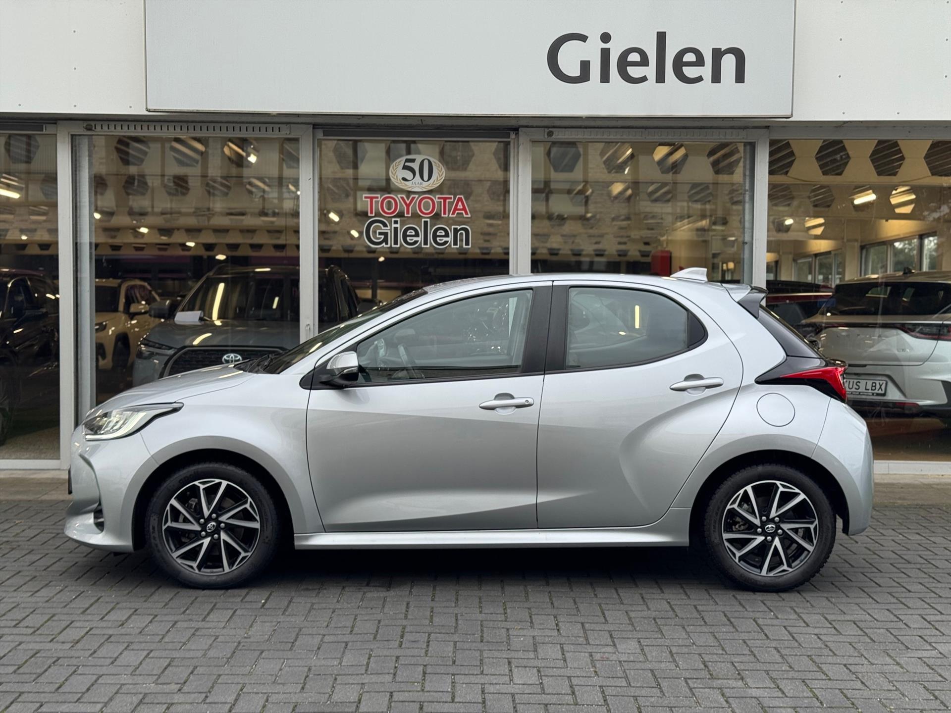 Toyota Yaris 1.5 Hybrid Dynamic | 16 inch, LED, Apple CarPlay/Android Auto, parkeercamera, Climate control, Adaptive cruise control 48445508-2.jpg | Autobedrijf Gielen
