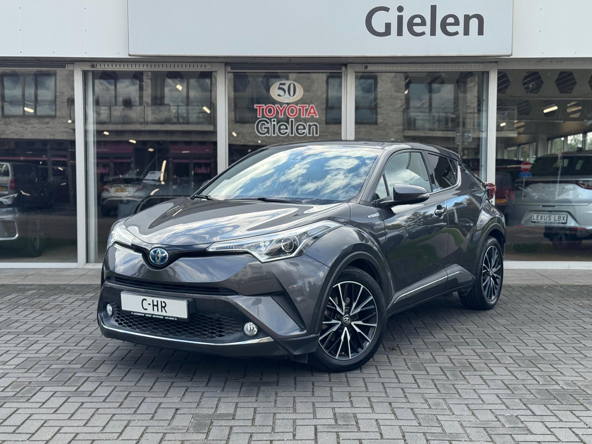 Toyota C-HR 1.8 Hybrid First Edition | Eerste eigenaar, Trekhaak, JBL, Stoelverwarming, 18 inch, Keyless, Chroom pakket, Nieuw geleverd! 48480024-0.jpg | Autobedrijf Gielen