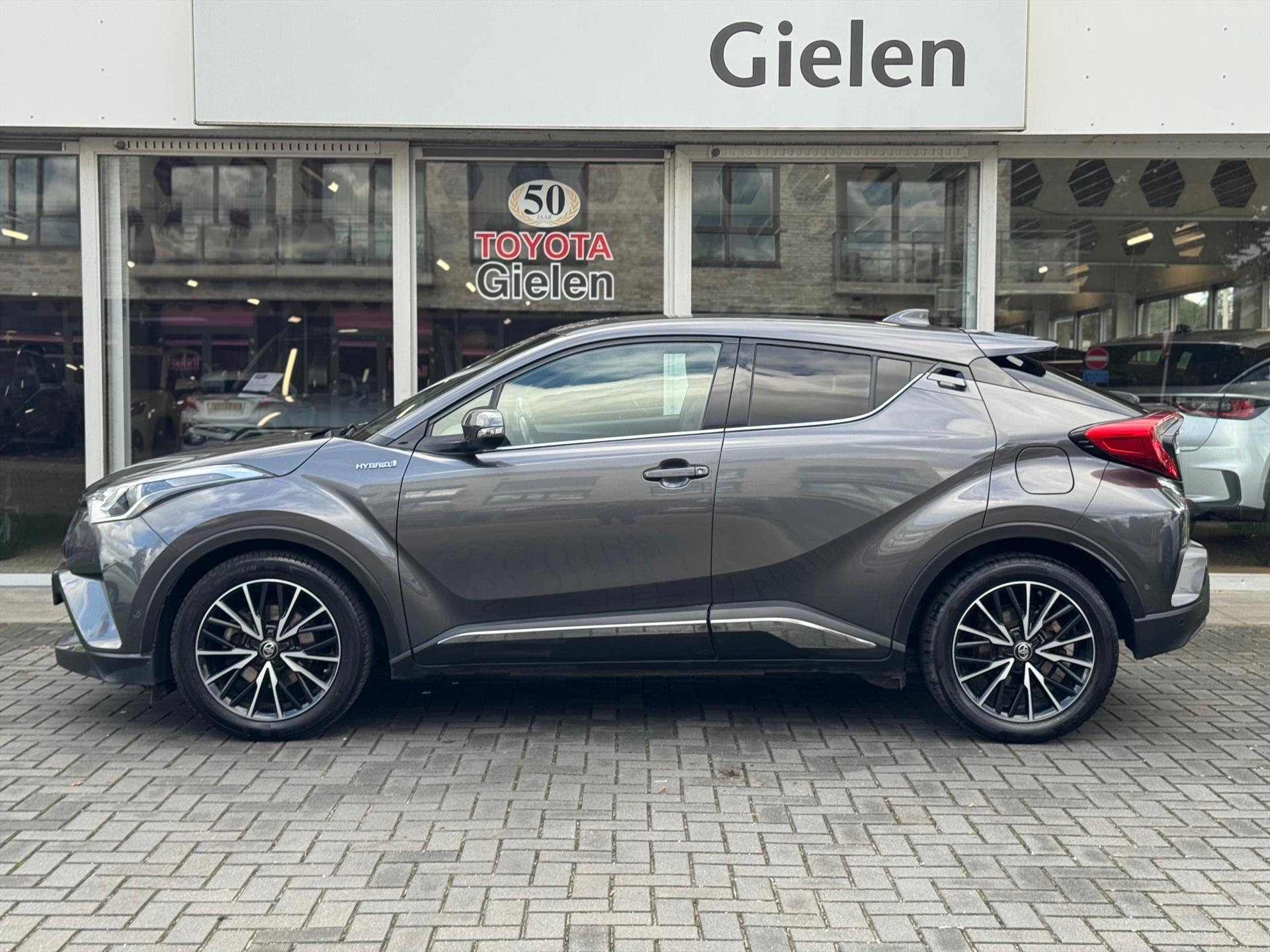 Toyota C-HR 1.8 Hybrid First Edition | Eerste eigenaar, Trekhaak, JBL, Stoelverwarming, 18 inch, Keyless, Chroom pakket, Nieuw geleverd! 48480024-2.jpg | Autobedrijf Gielen