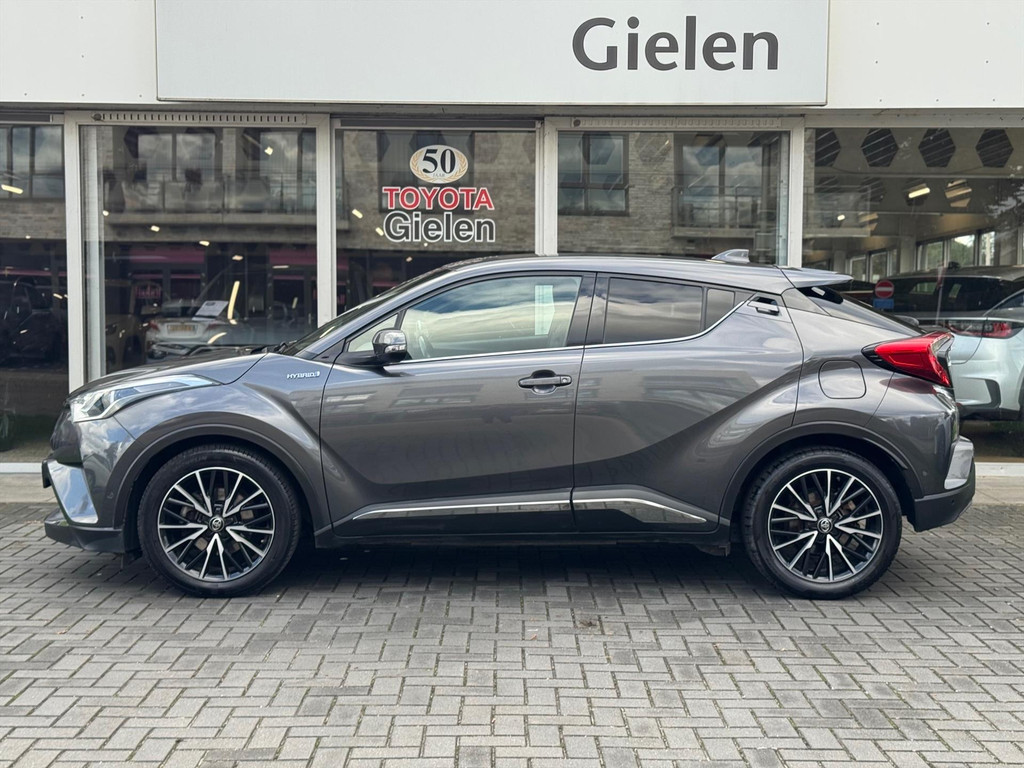 Toyota C-HR 1.8 Hybrid First Edition | Eerste eigenaar, Trekhaak, JBL, Stoelverwarming, 18 inch, Keyless, Chroom pakket, Nieuw geleverd! 48480024-2.jpg | Autobedrijf Gielen