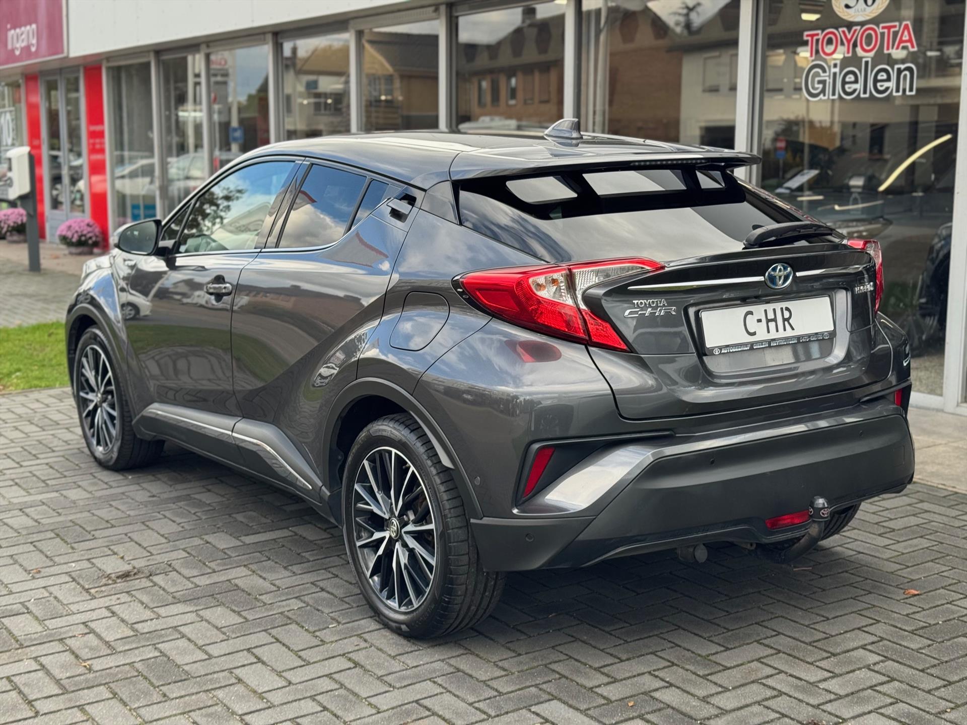 Toyota C-HR 1.8 Hybrid First Edition | Eerste eigenaar, Trekhaak, JBL, Stoelverwarming, 18 inch, Keyless, Chroom pakket, Nieuw geleverd! 48480024-3.jpg | Autobedrijf Gielen